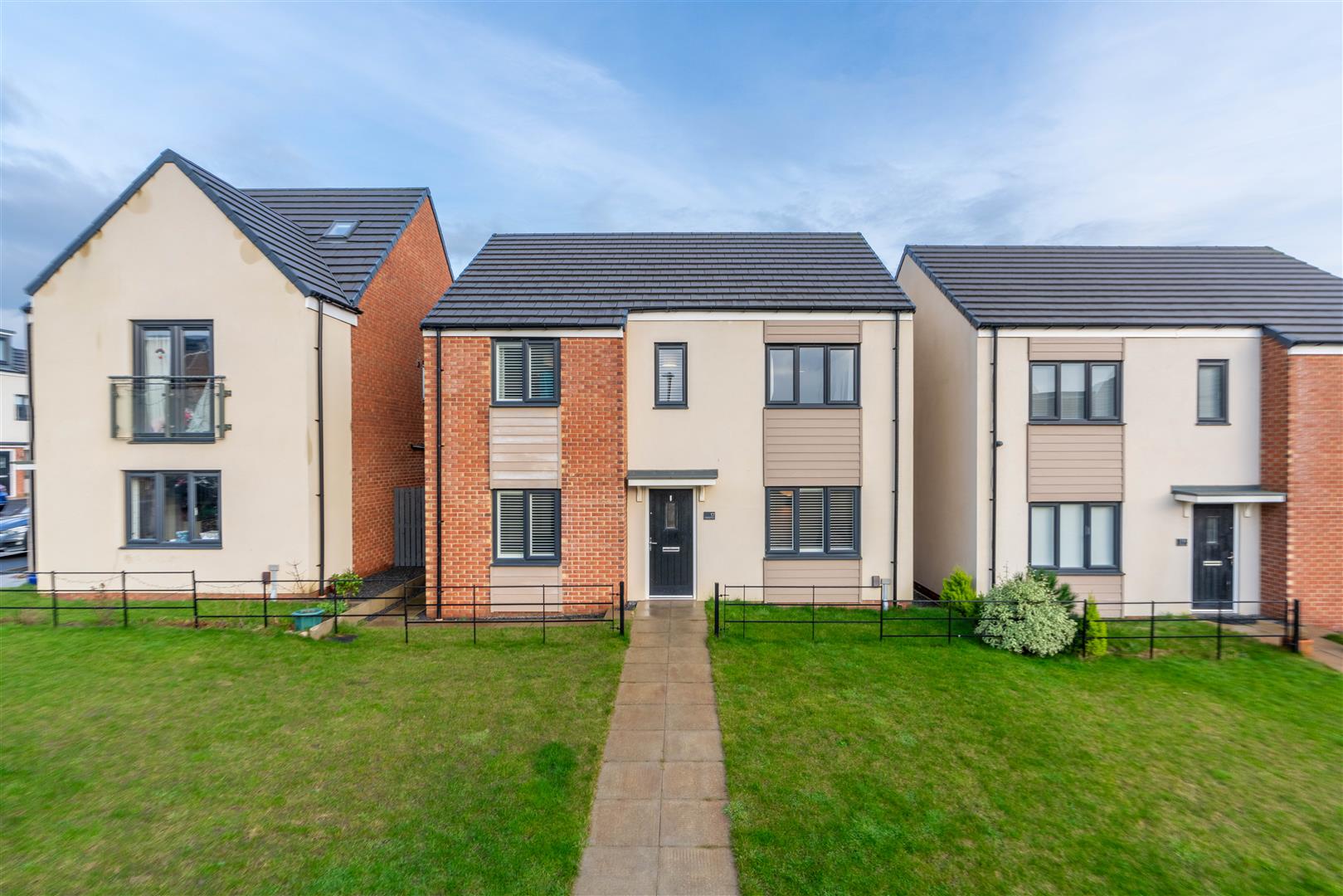 4 bedroom Detached house Under Offer