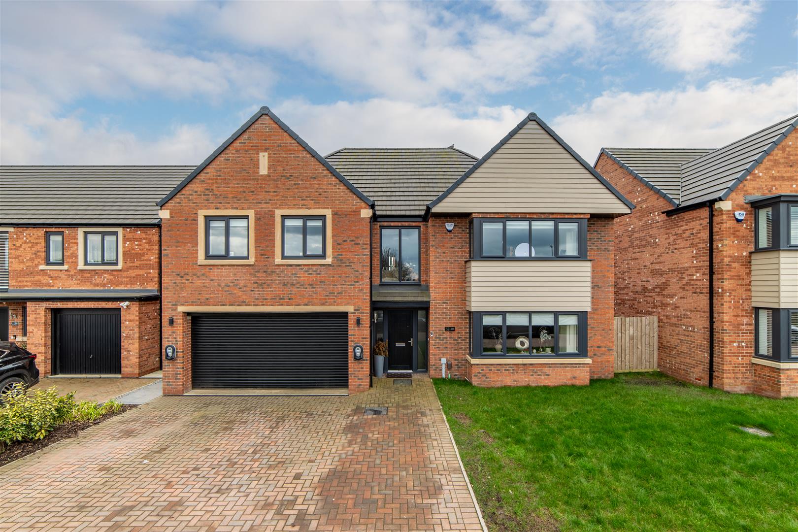 5 bedroom Detached house Under Offer