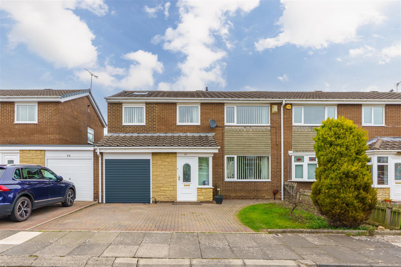 4 bedroom Semi-detached house Under Offer