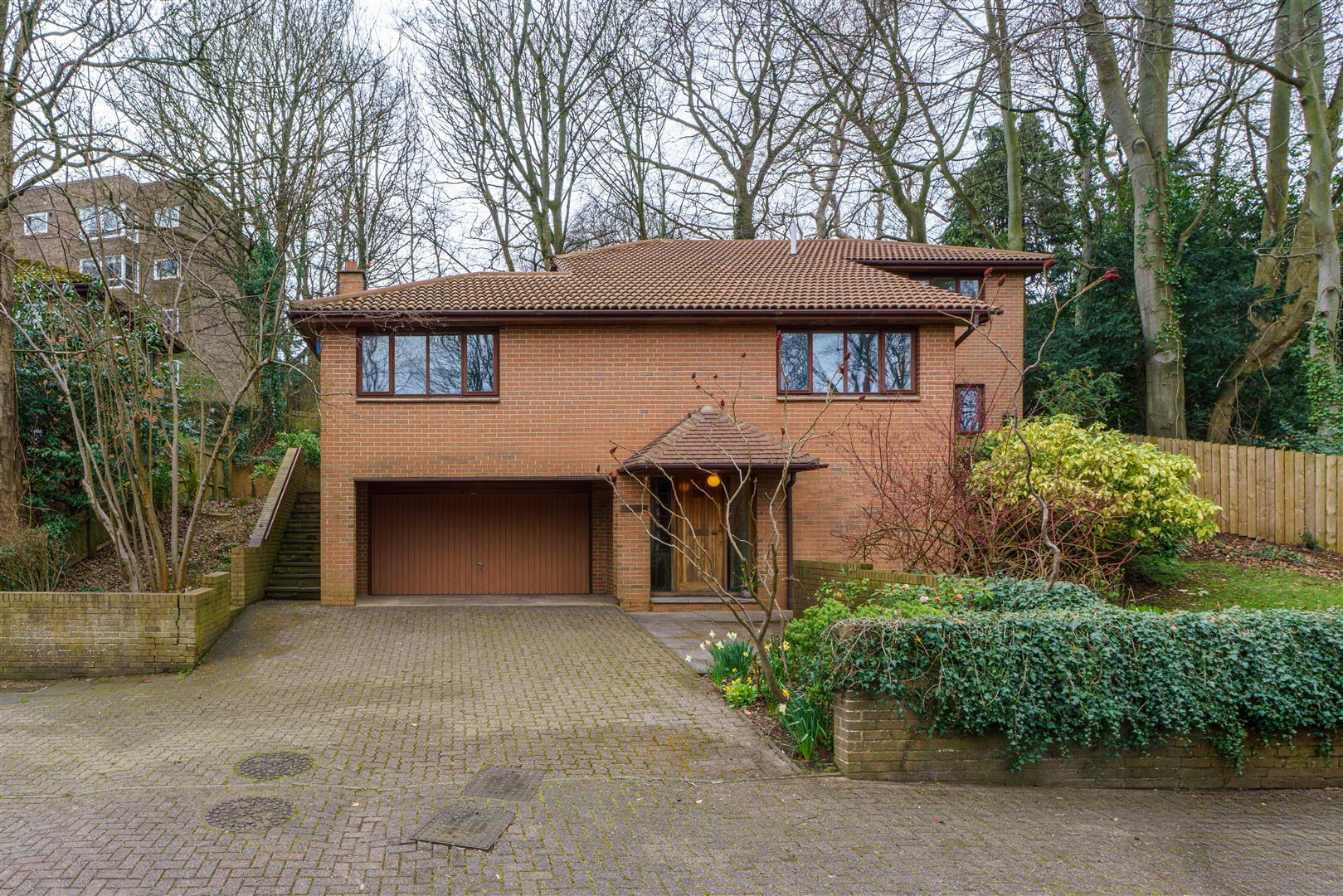 5 bedroom Detached house Under Offer