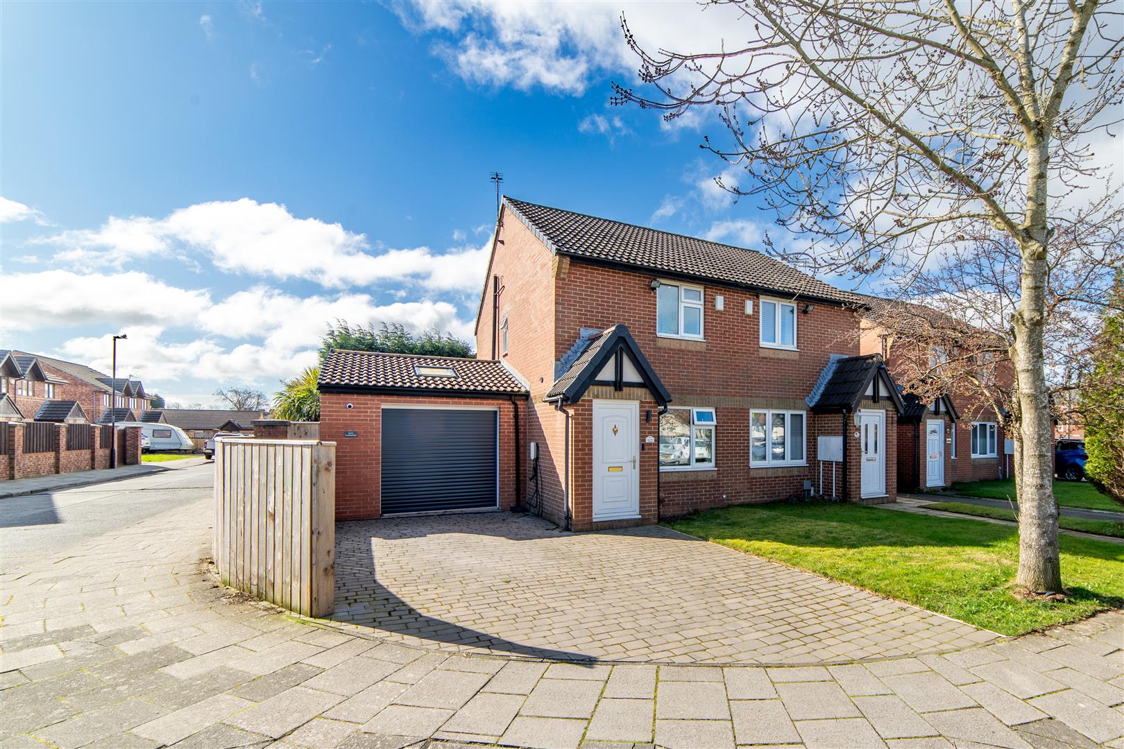 2 bedroom Semi-detached house Under Offer