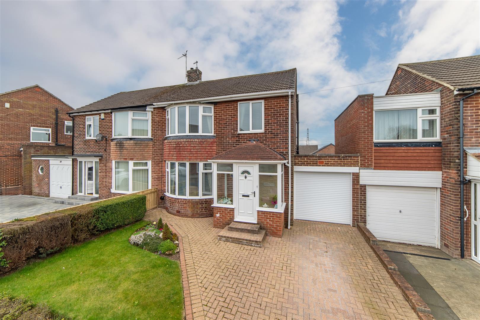 3 bedroom Semi-detached house Under Offer