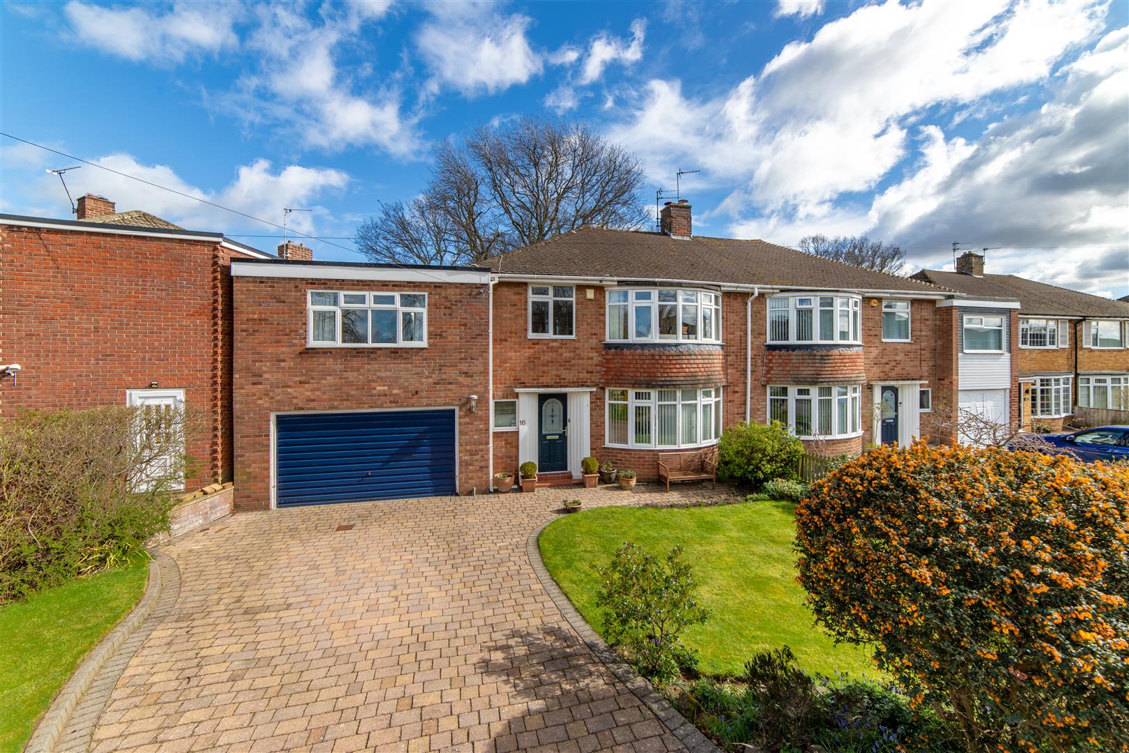 5 bedroom Semi-detached house Under Offer