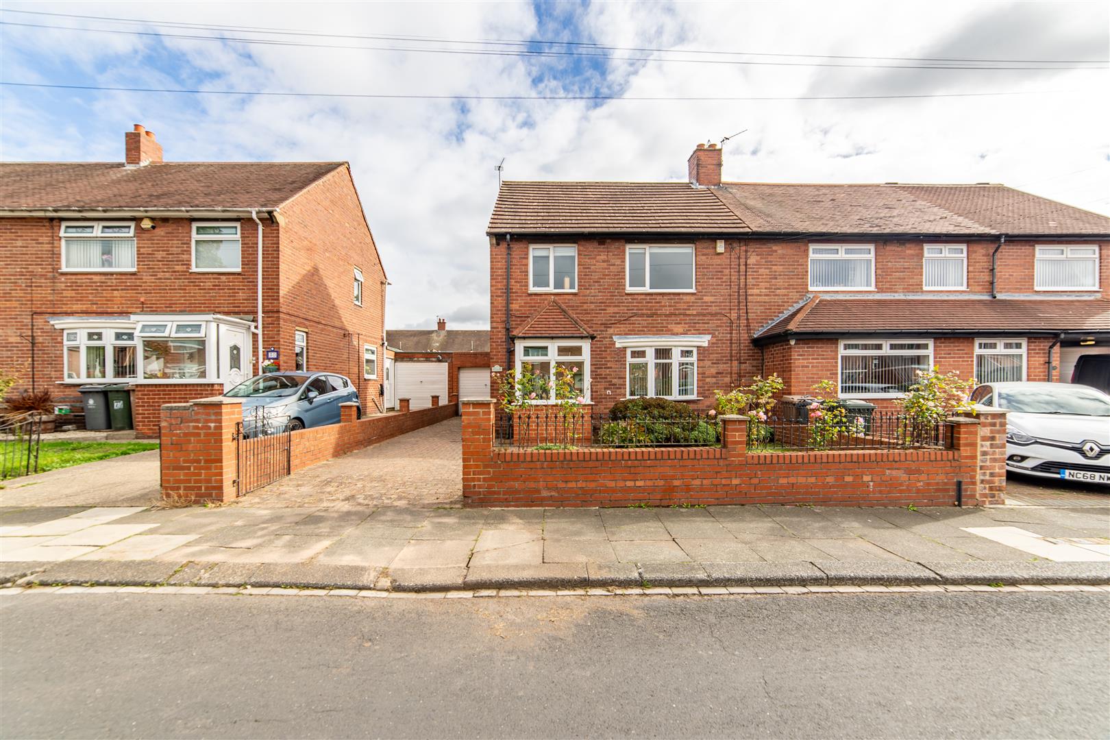 3 bedroom Semi-detached house Under Offer
