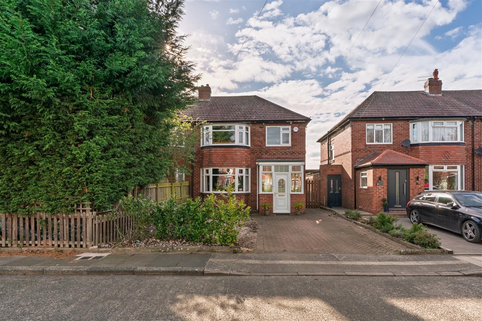 3 bedroom Semi-detached house Under Offer