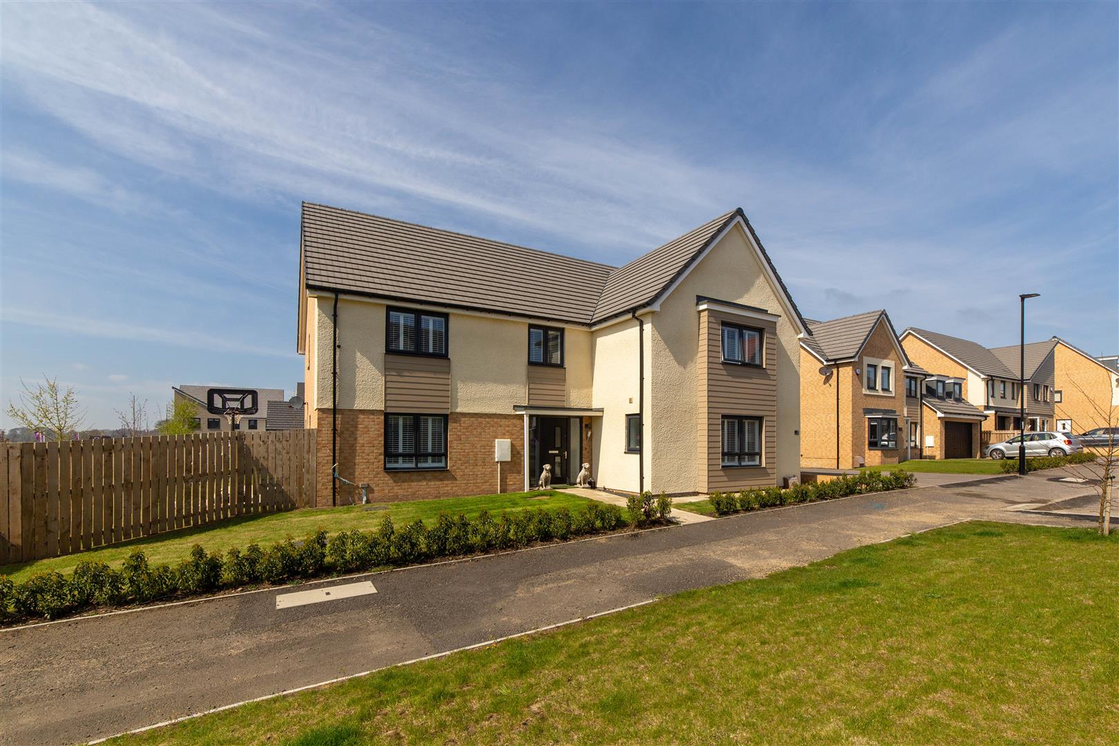 5 bedroom Detached house Under Offer