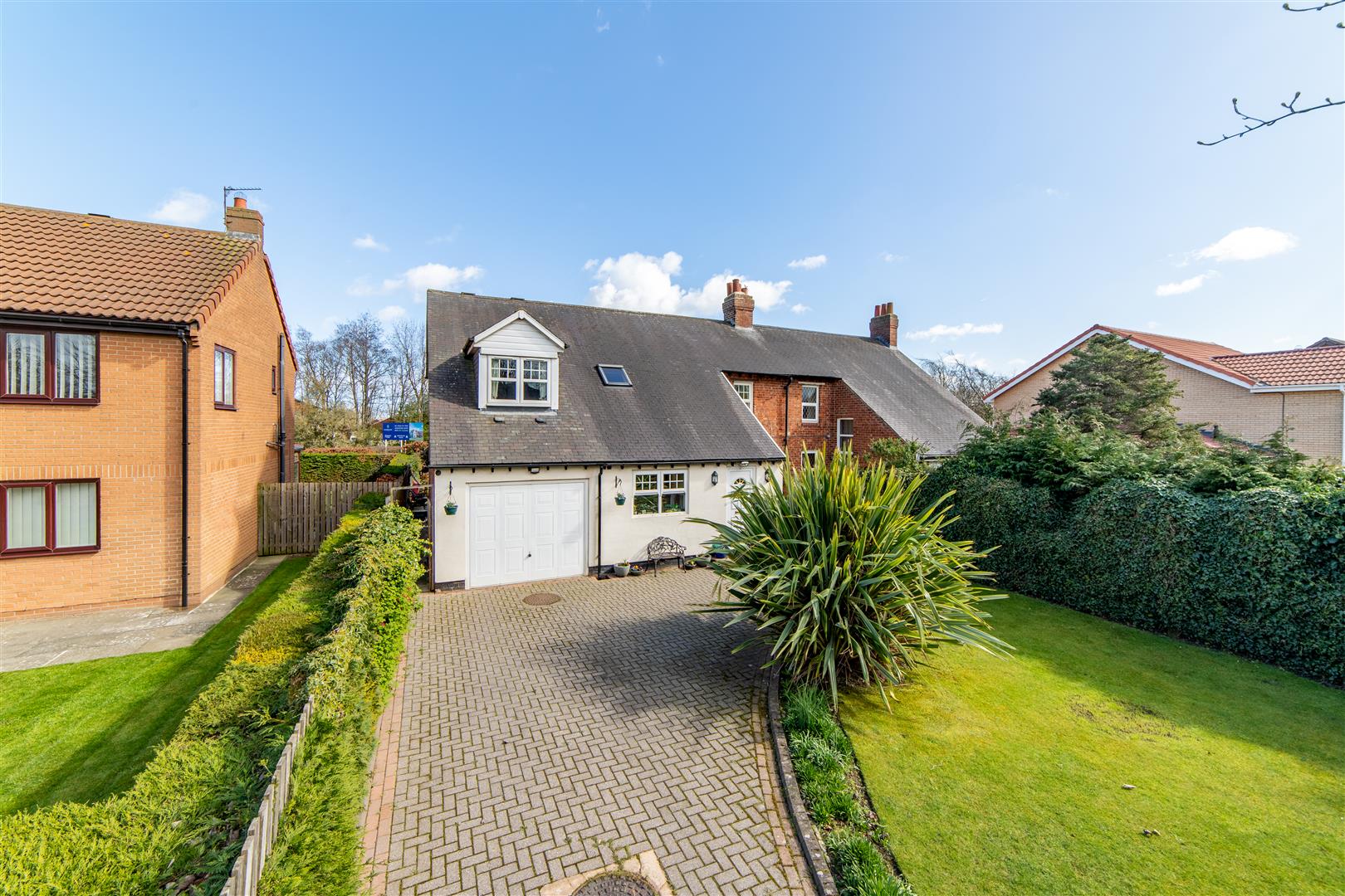 3 bedroom Semi-detached house Under Offer