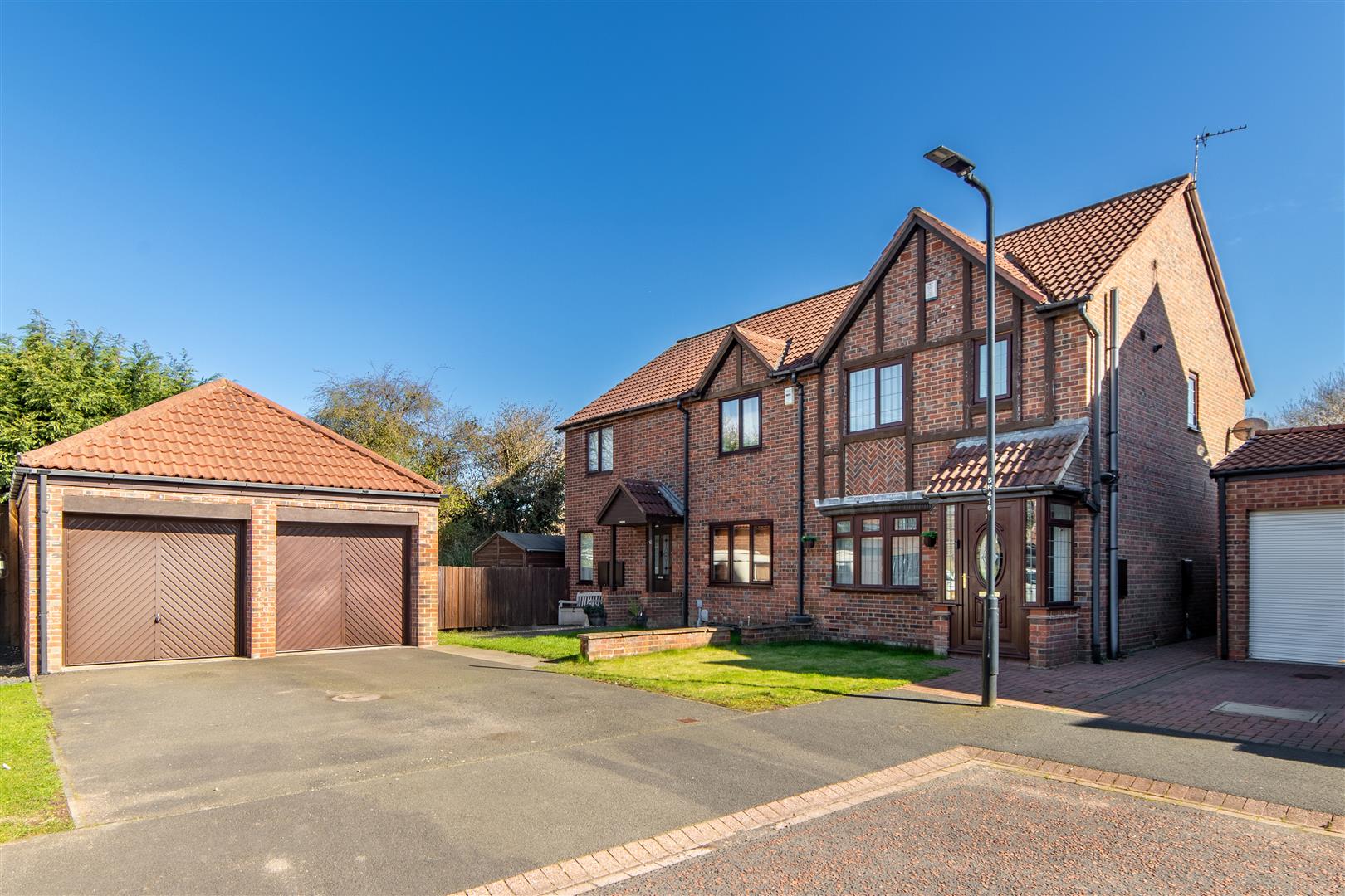 3 bedroom Semi-detached house Under Offer