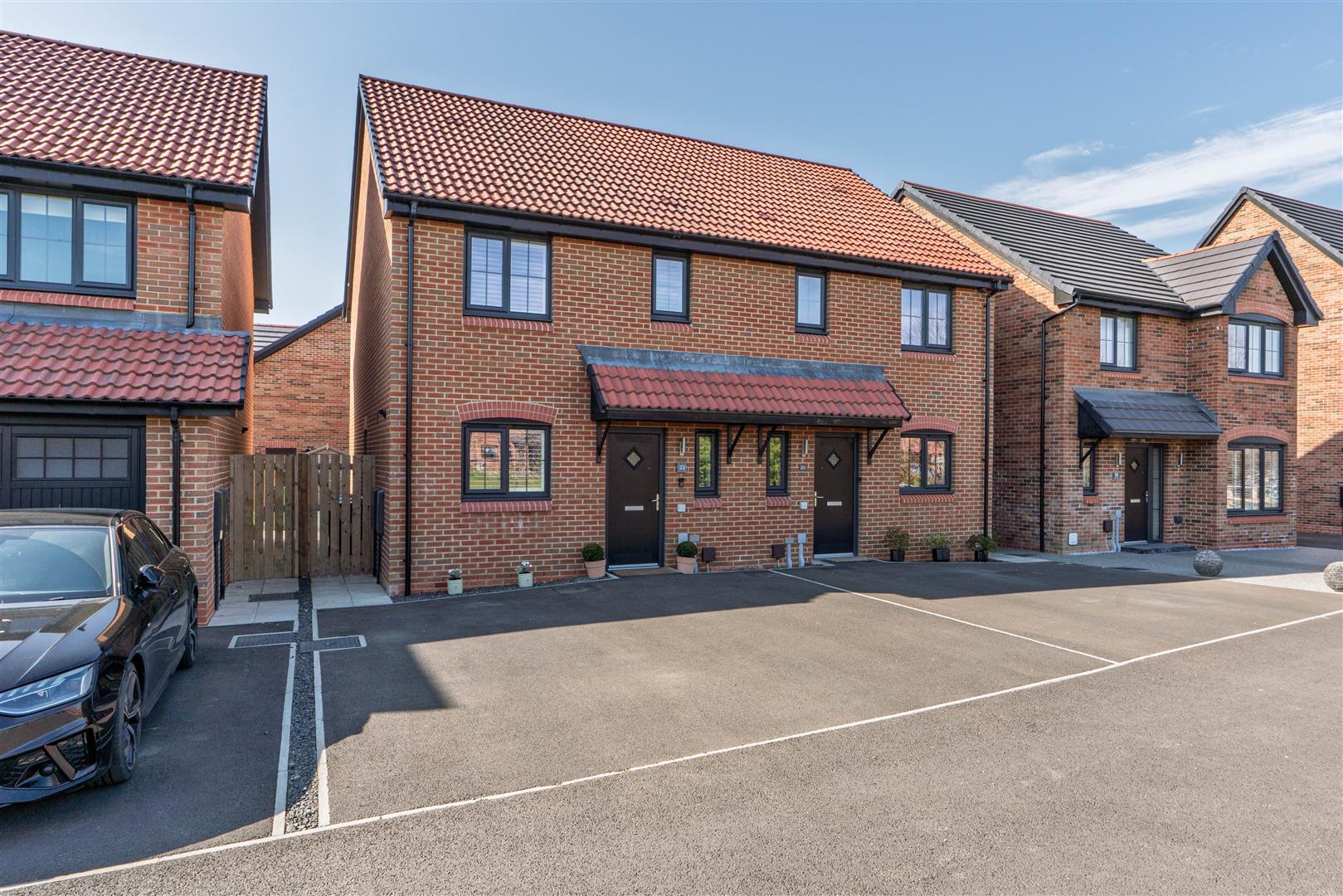 3 bedroom Semi-detached house Under Offer