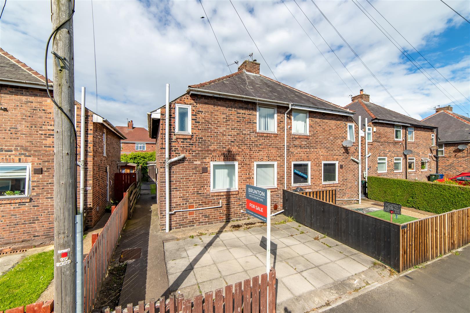 2 bedroom Semi-detached house Under Offer
