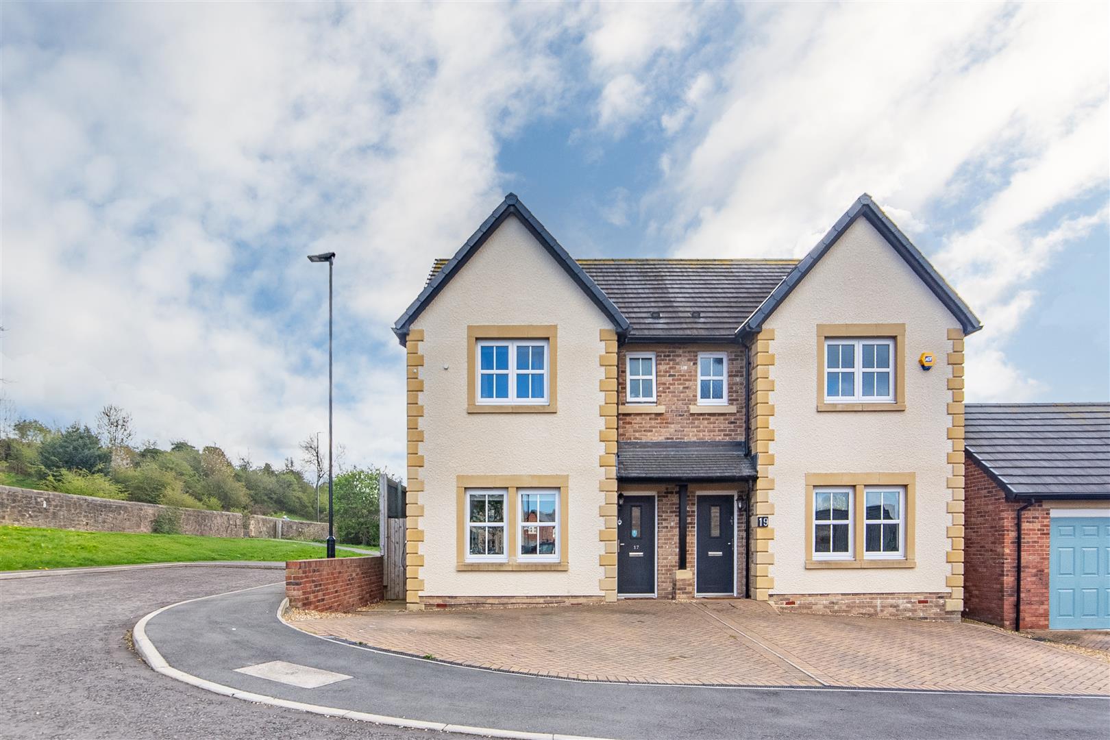 3 bedroom Semi-detached house Under Offer
