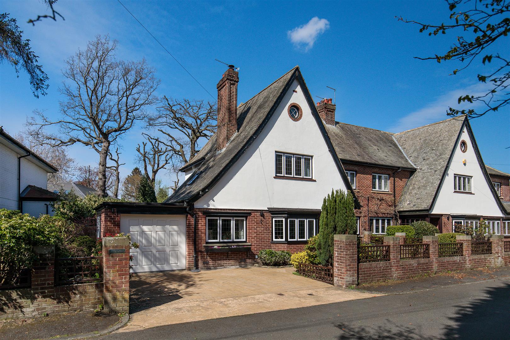 3 bedroom Semi-detached house Under Offer