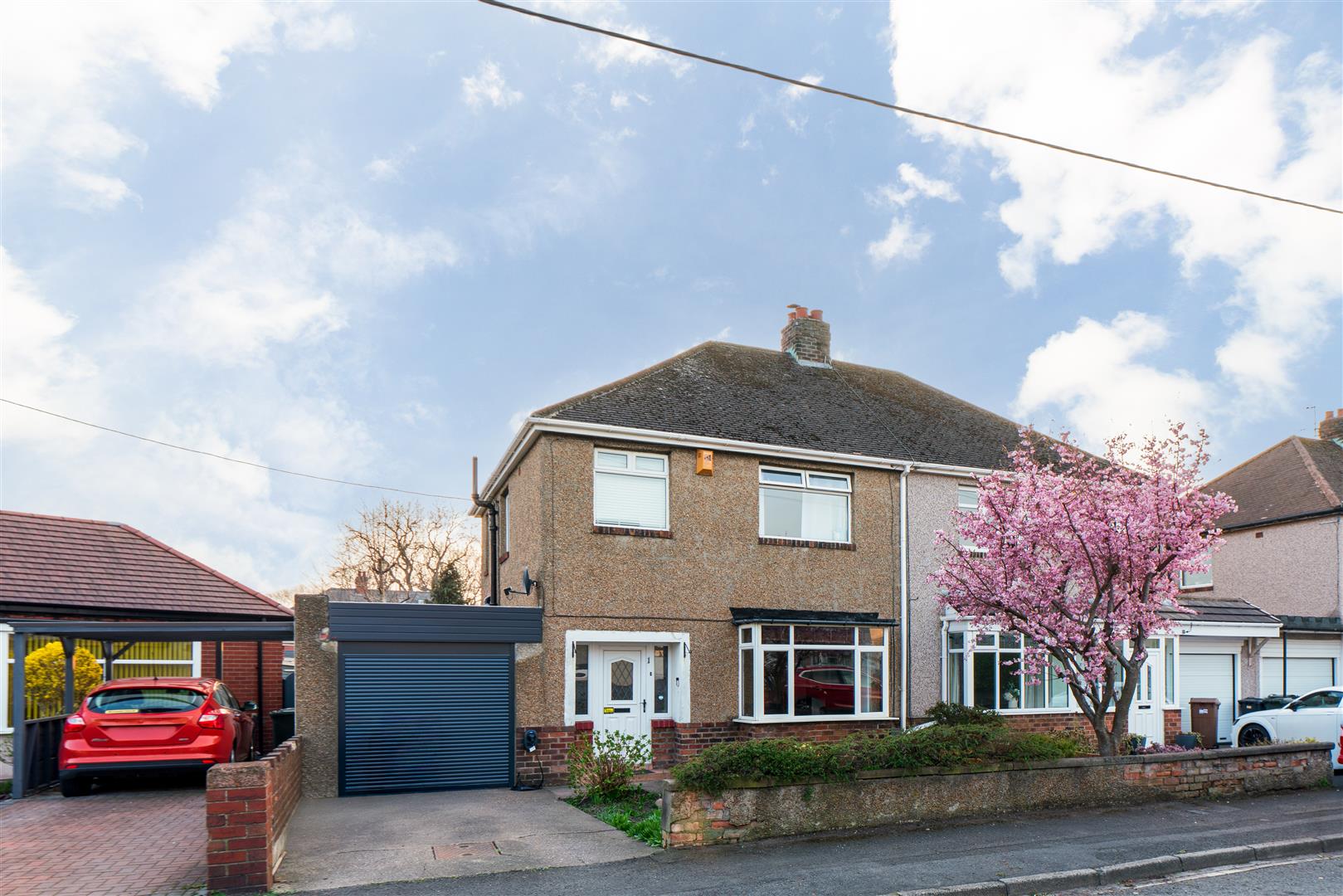 3 bedroom Semi-detached house Under Offer