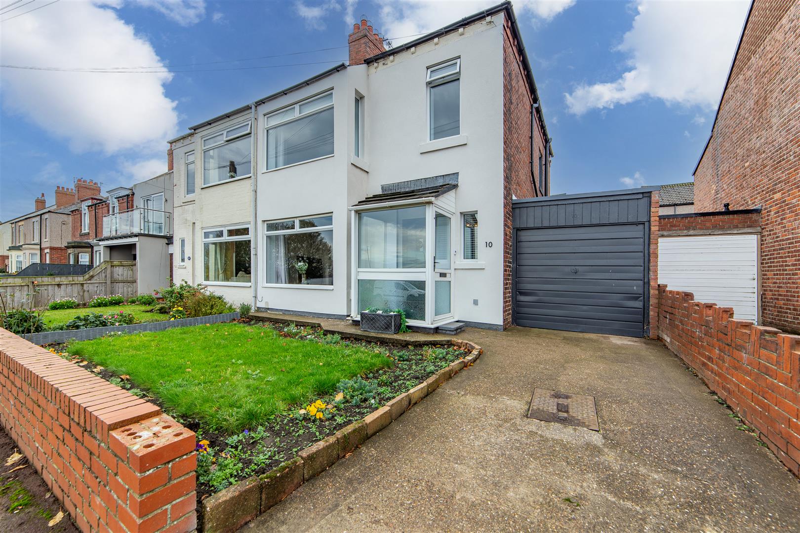 3 bedroom Semi-detached house Under Offer