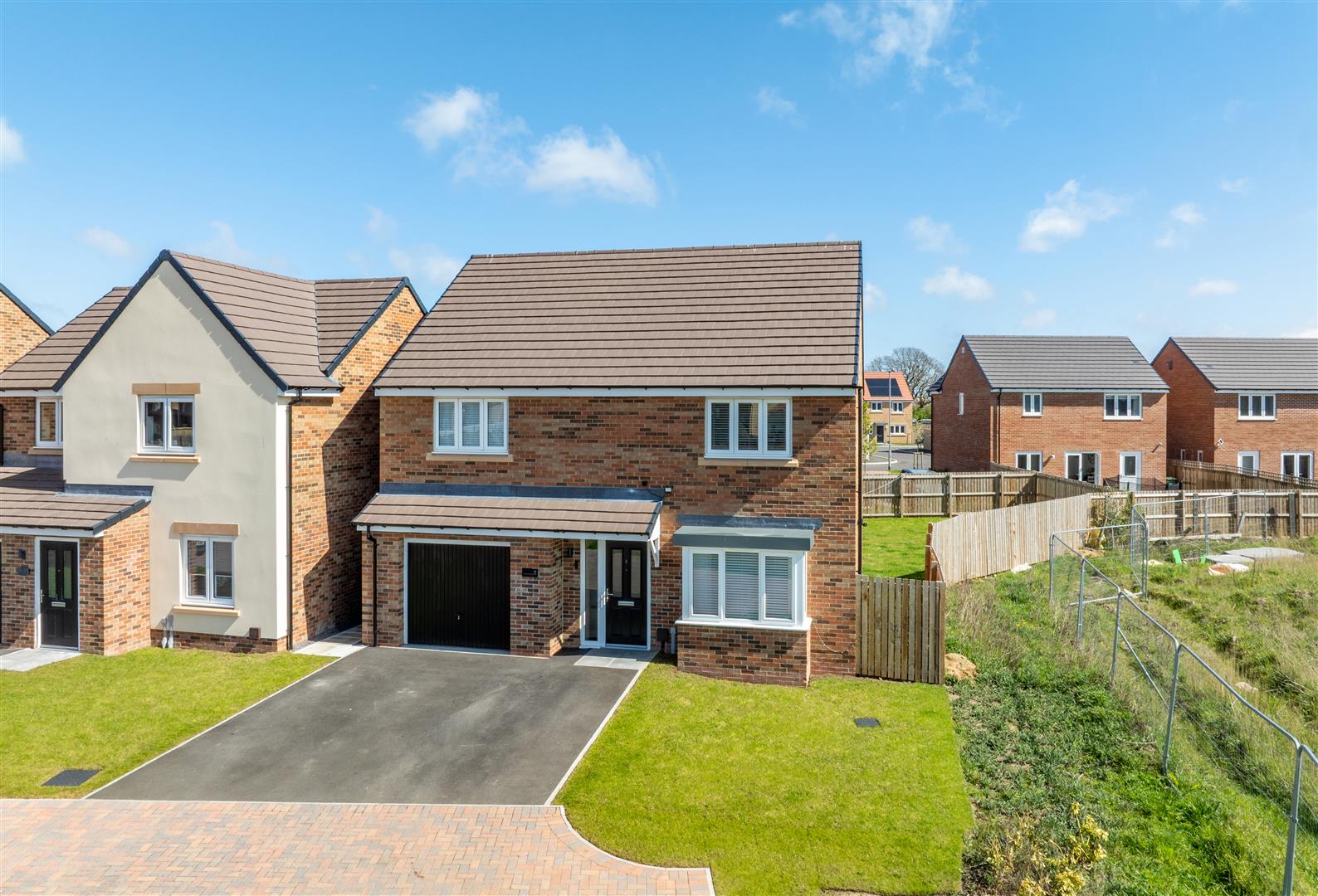 4 bedroom Detached house Under Offer