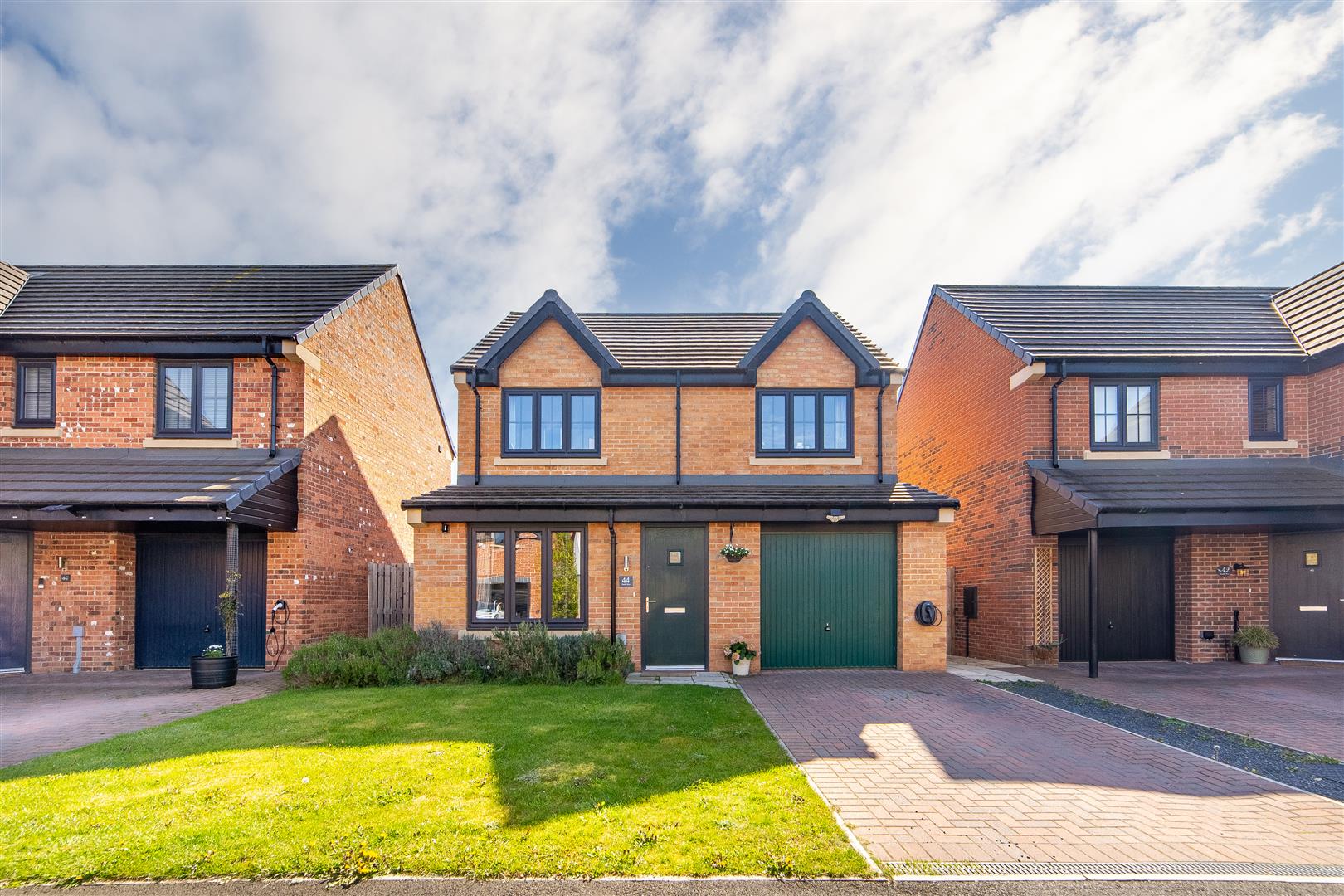 3 bedroom Detached house Under Offer