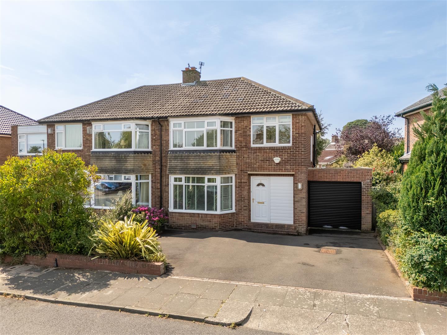 3 bedroom Semi-detached house Under Offer