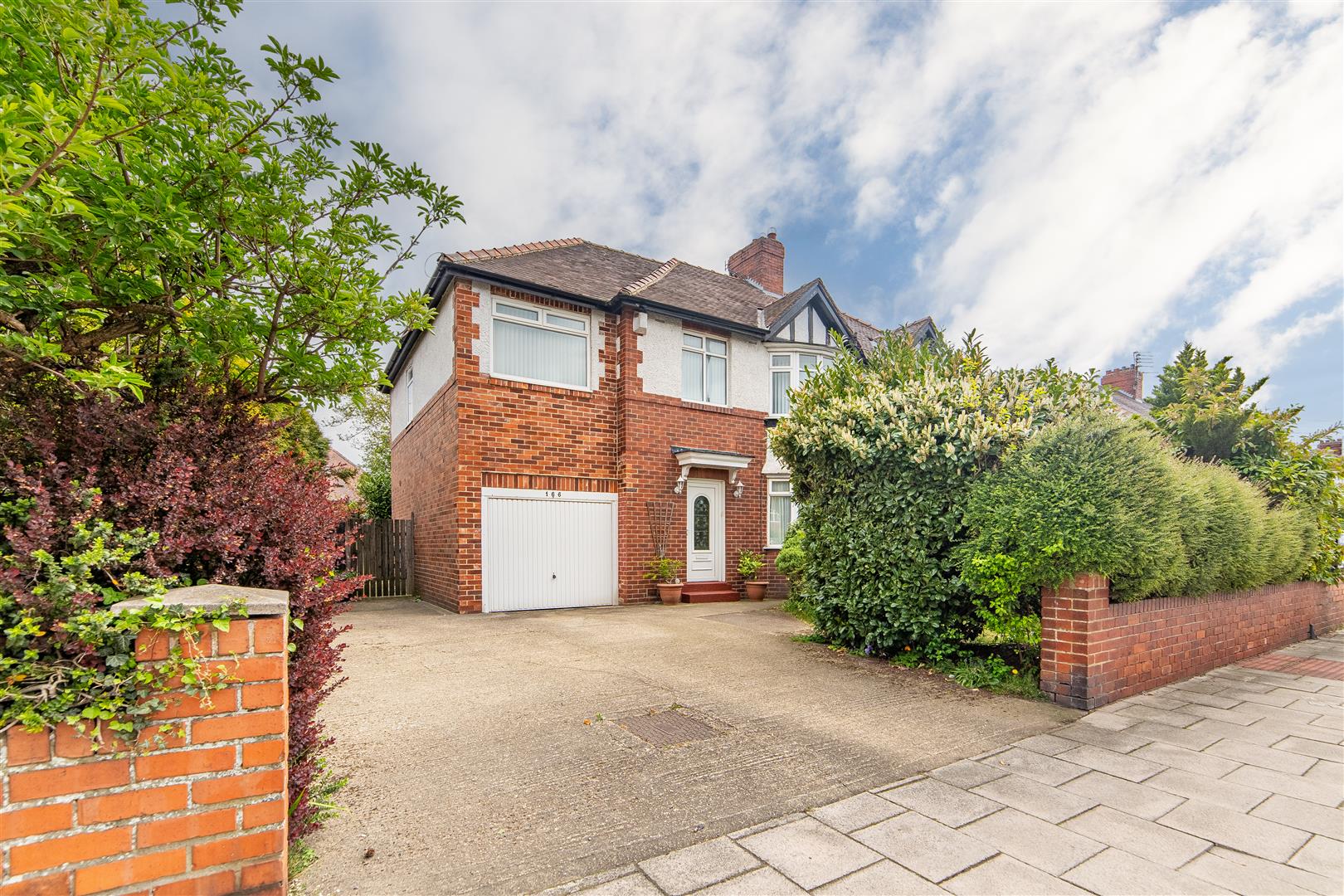 4 bedroom Semi-detached house Under Offer