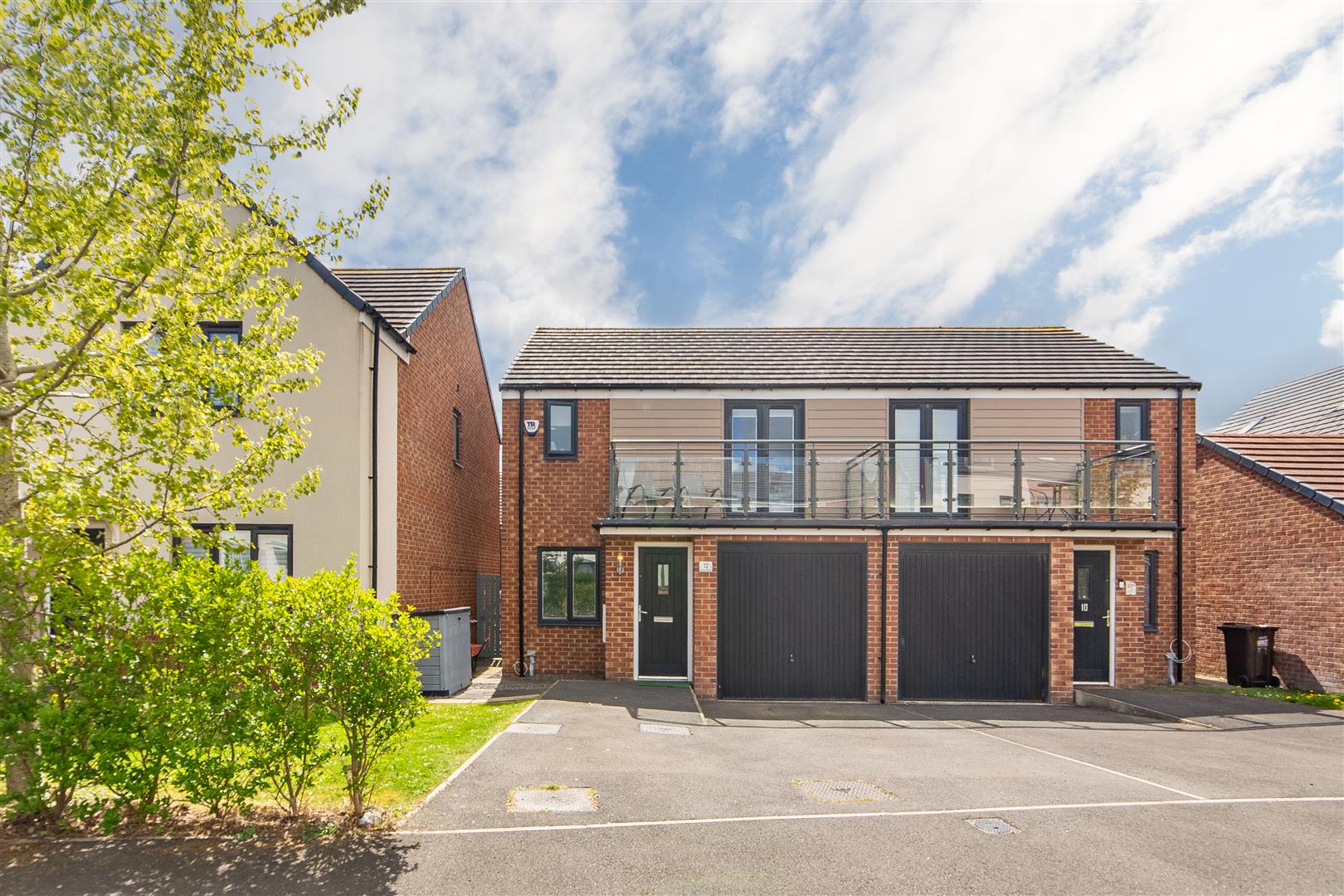 3 bedroom Semi-detached house Under Offer