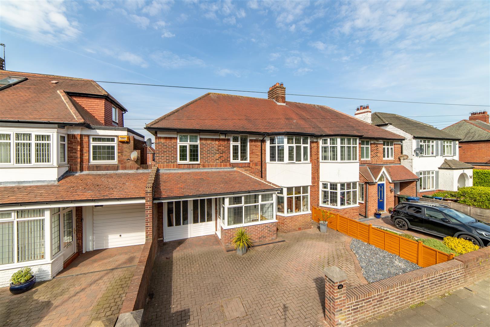 5 bedroom Semi-detached house Under Offer