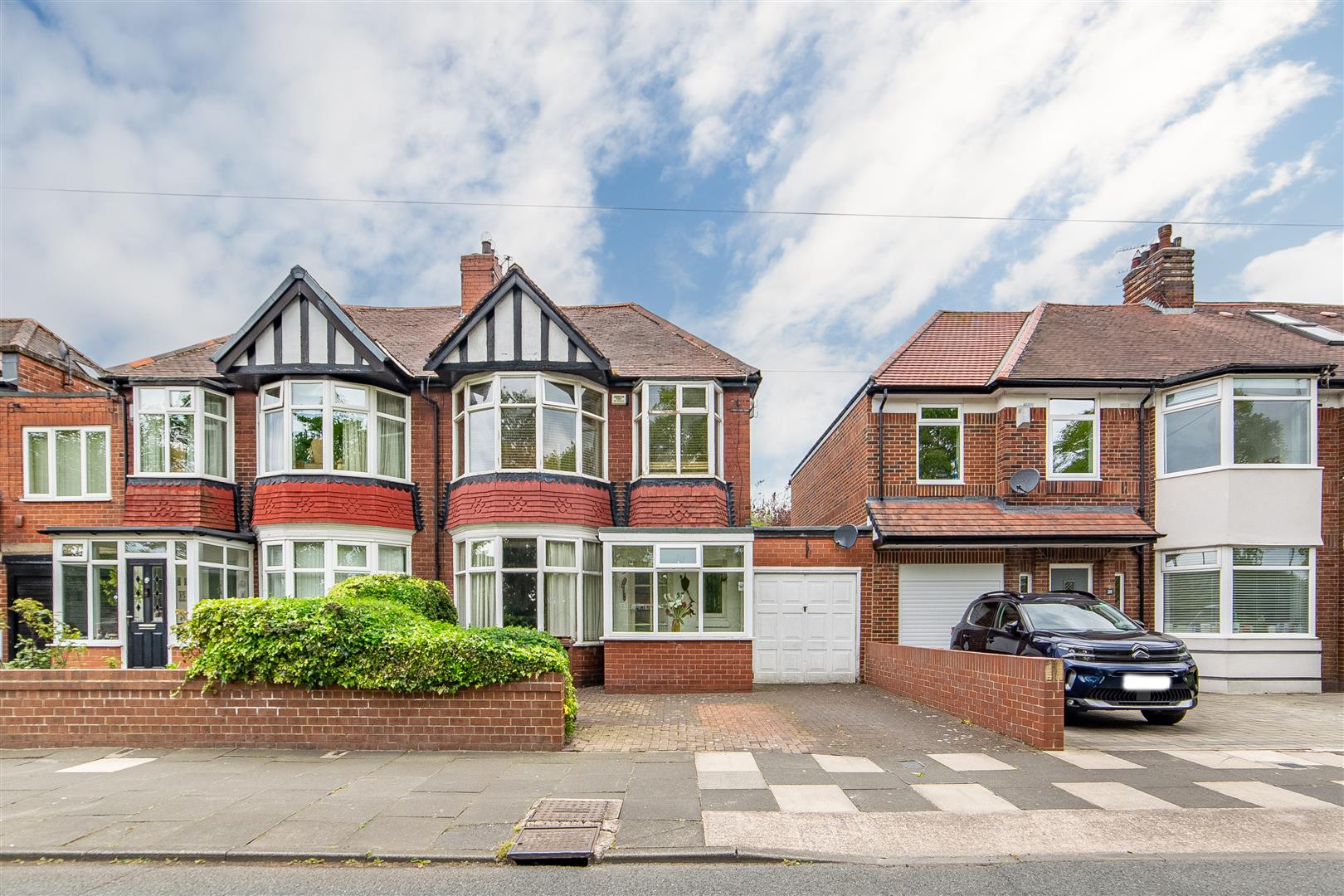 3 bedroom Semi-detached house Under Offer