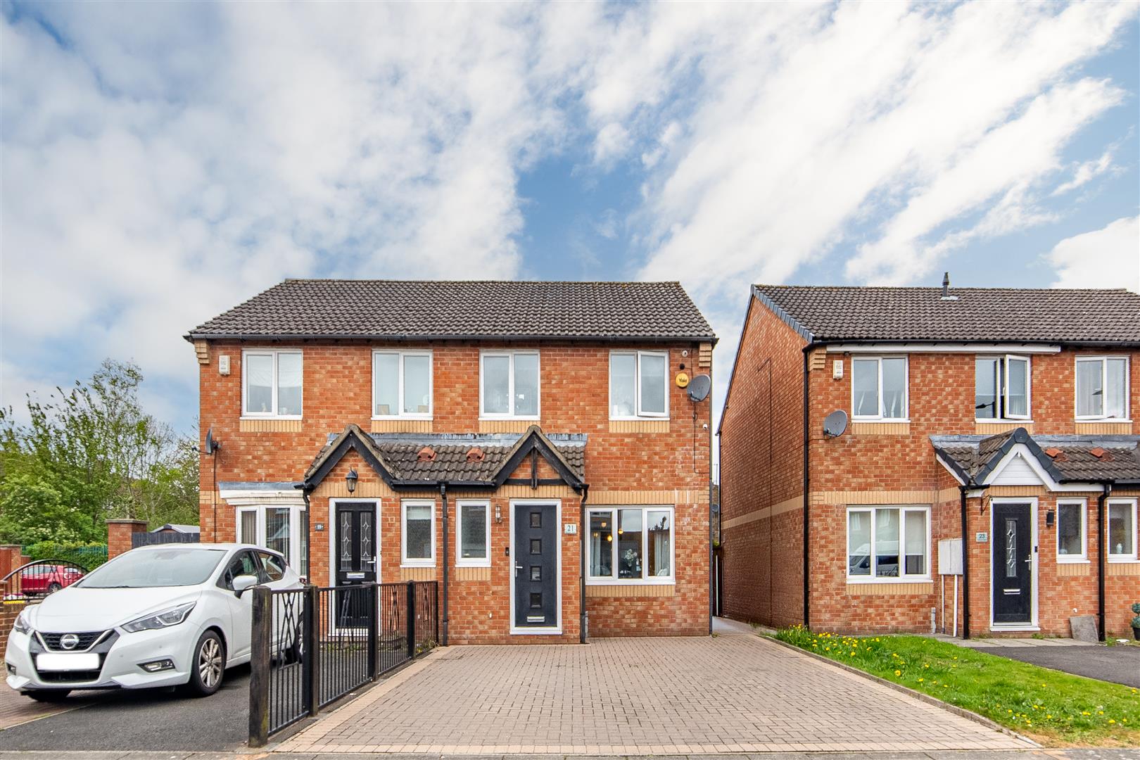 3 bedroom Semi-detached house Under Offer