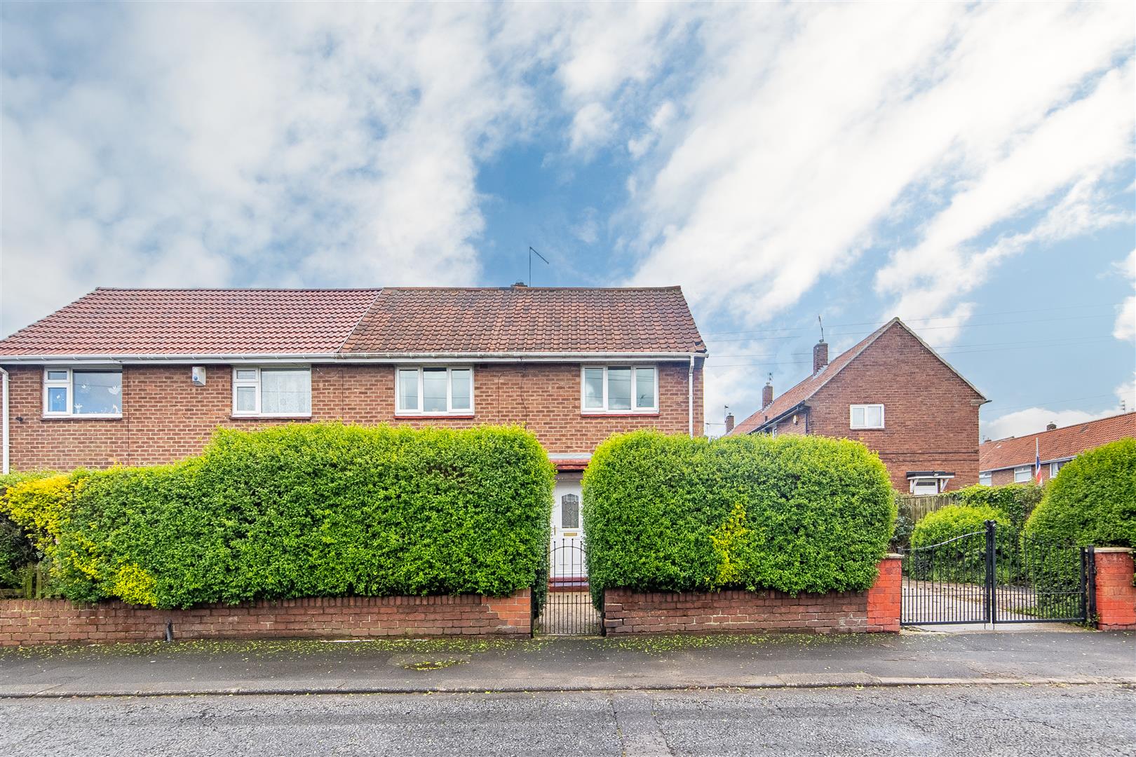 3 bedroom Semi-detached house Under Offer