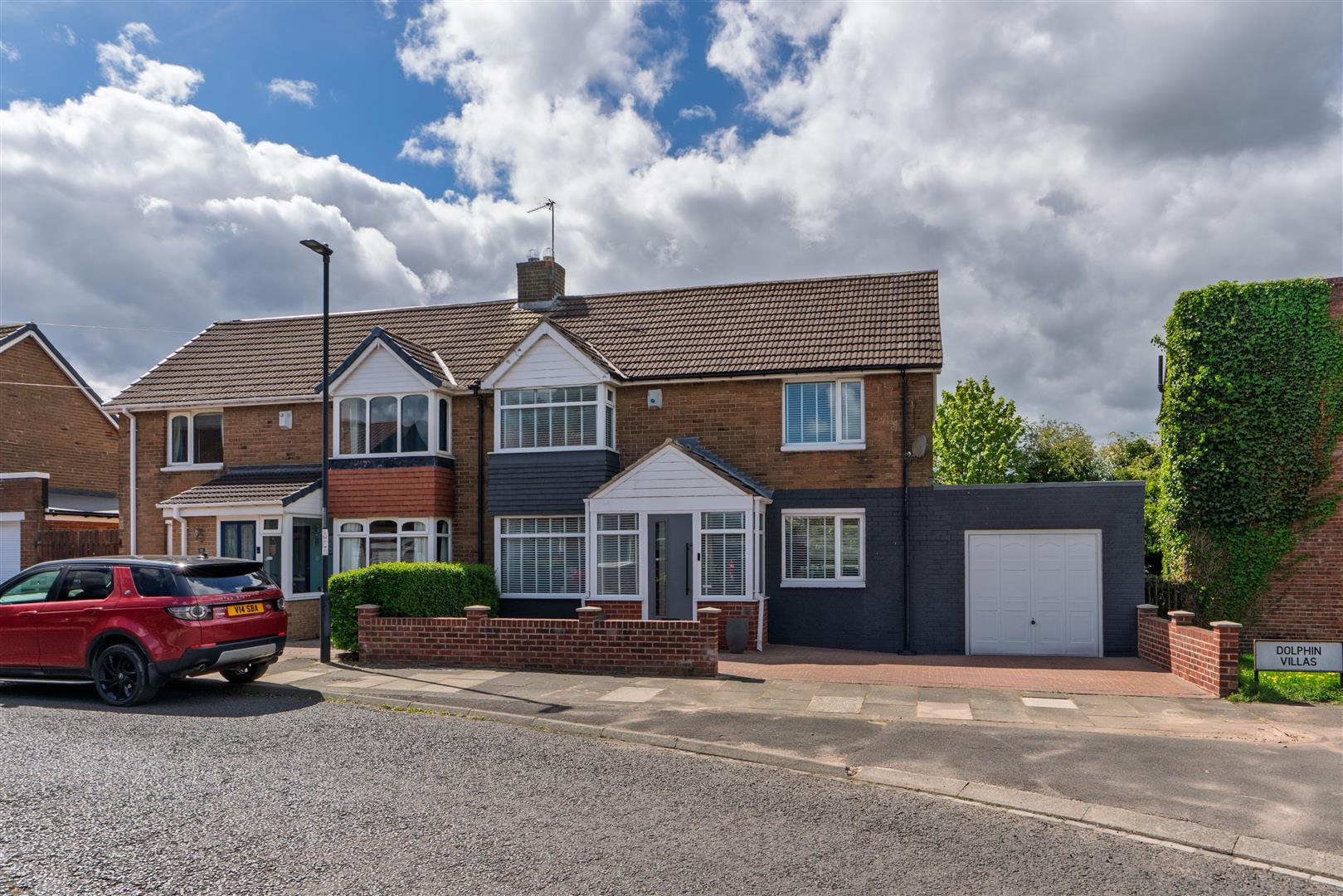3 bedroom Semi-detached house Under Offer