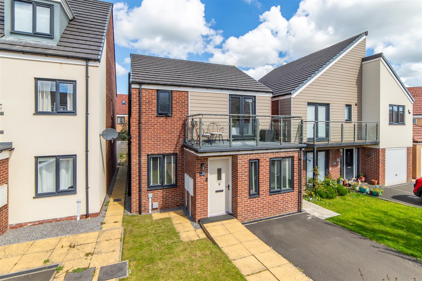 3 bedroom Detached house Under Offer