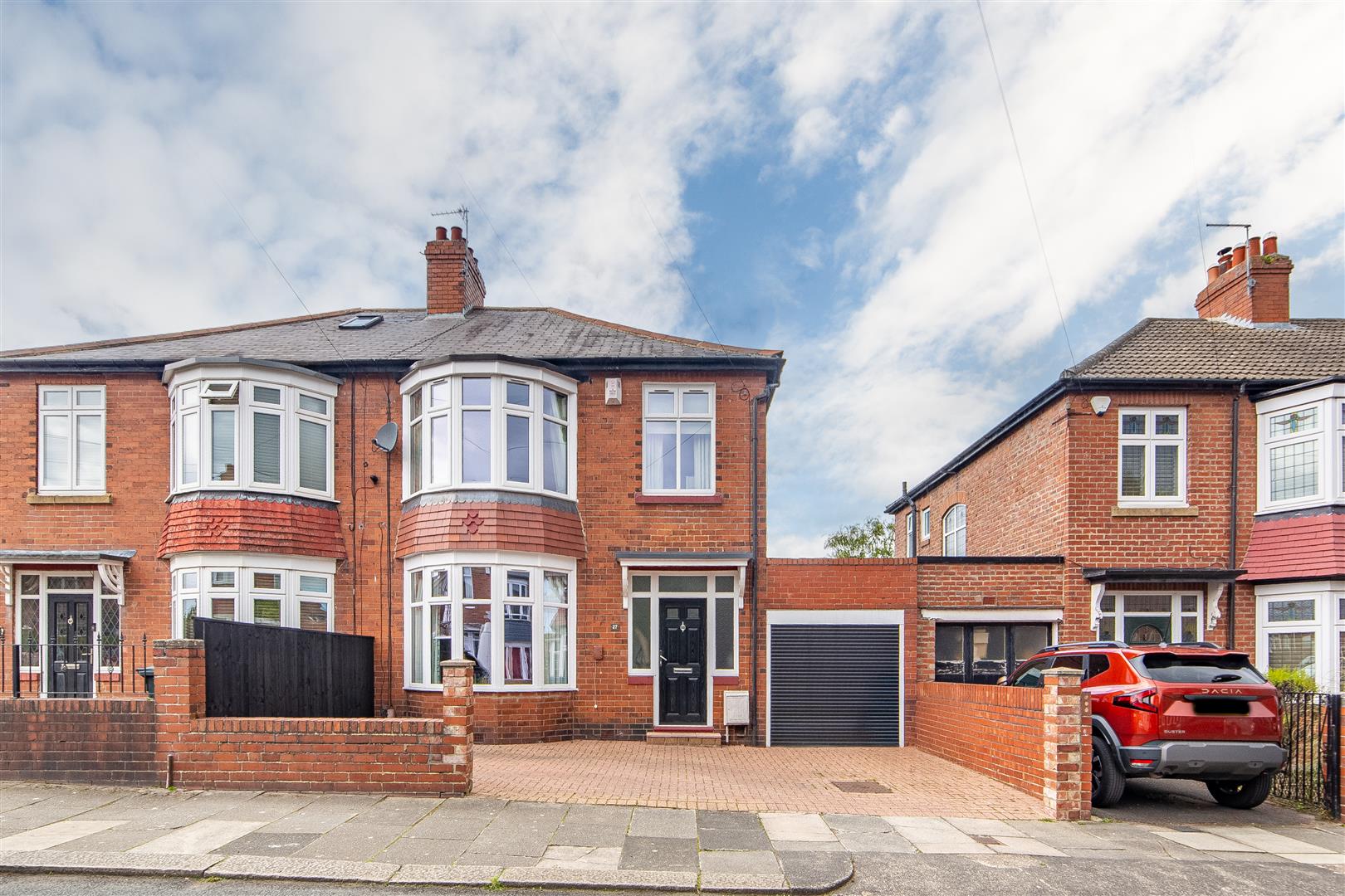 3 bedroom Semi-detached house Under Offer