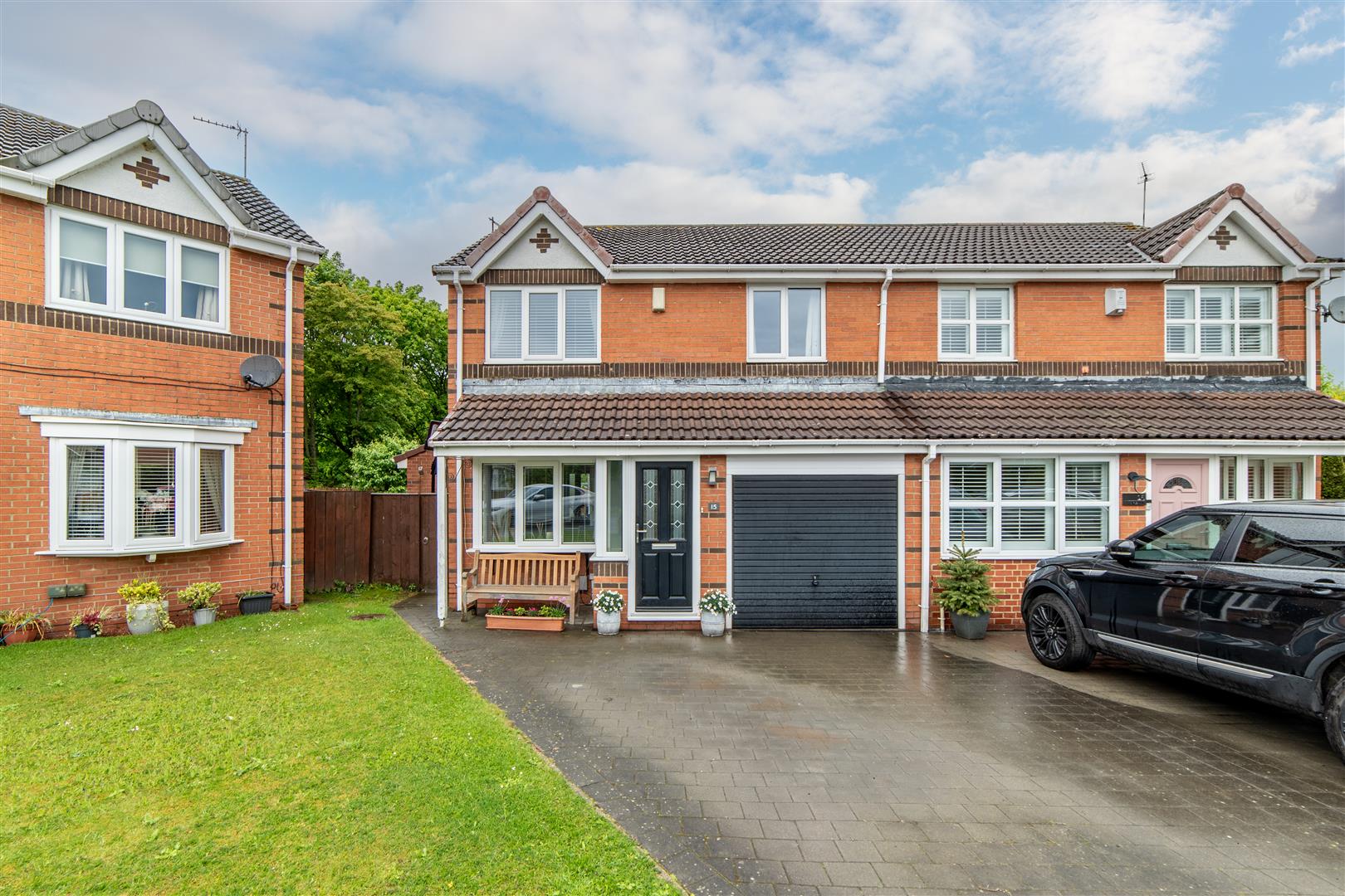 3 bedroom Semi-detached house Under Offer