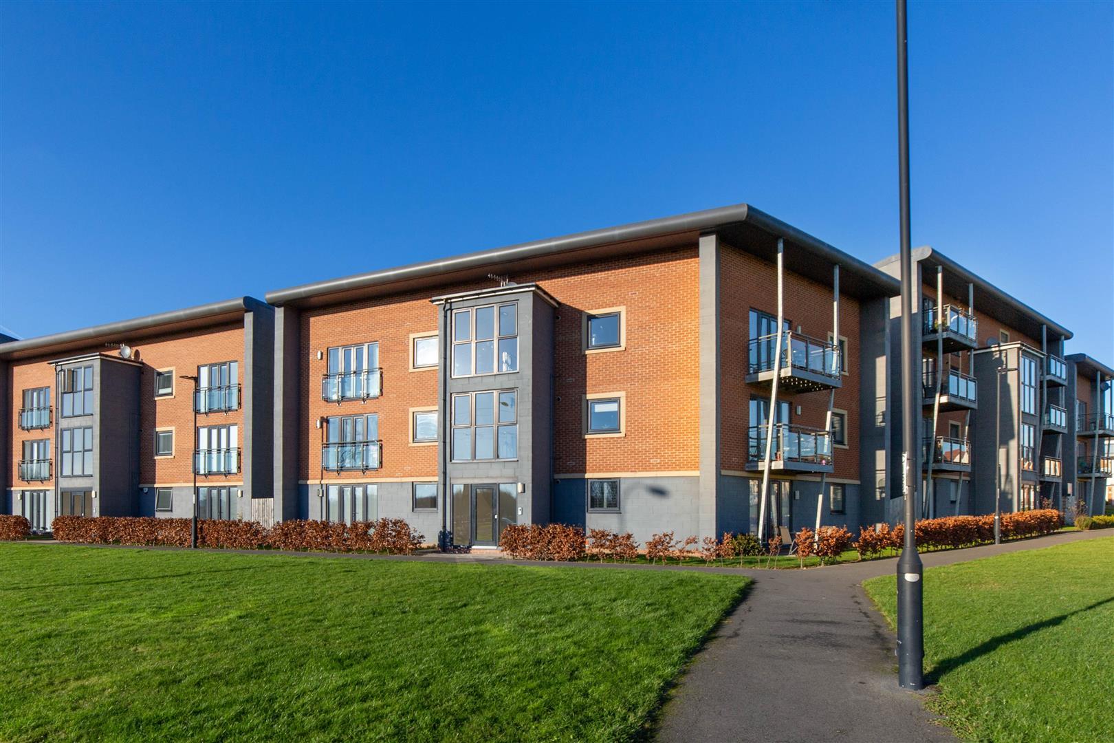 2 bedroom Flat For Sale