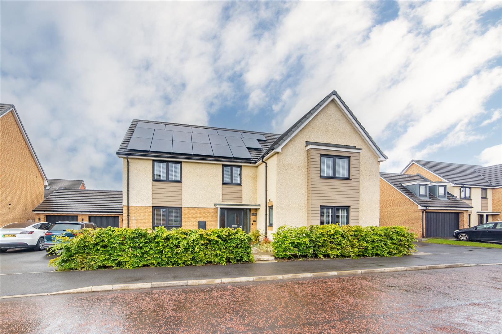 5 bedroom Detached house Under Offer