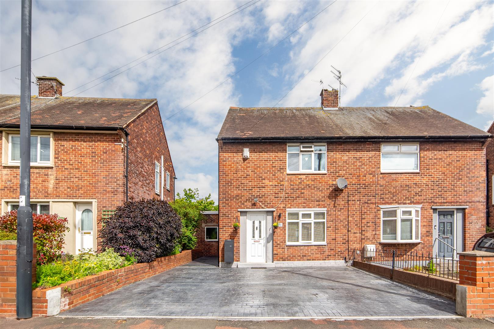 2 bedroom Semi-detached house Under Offer
