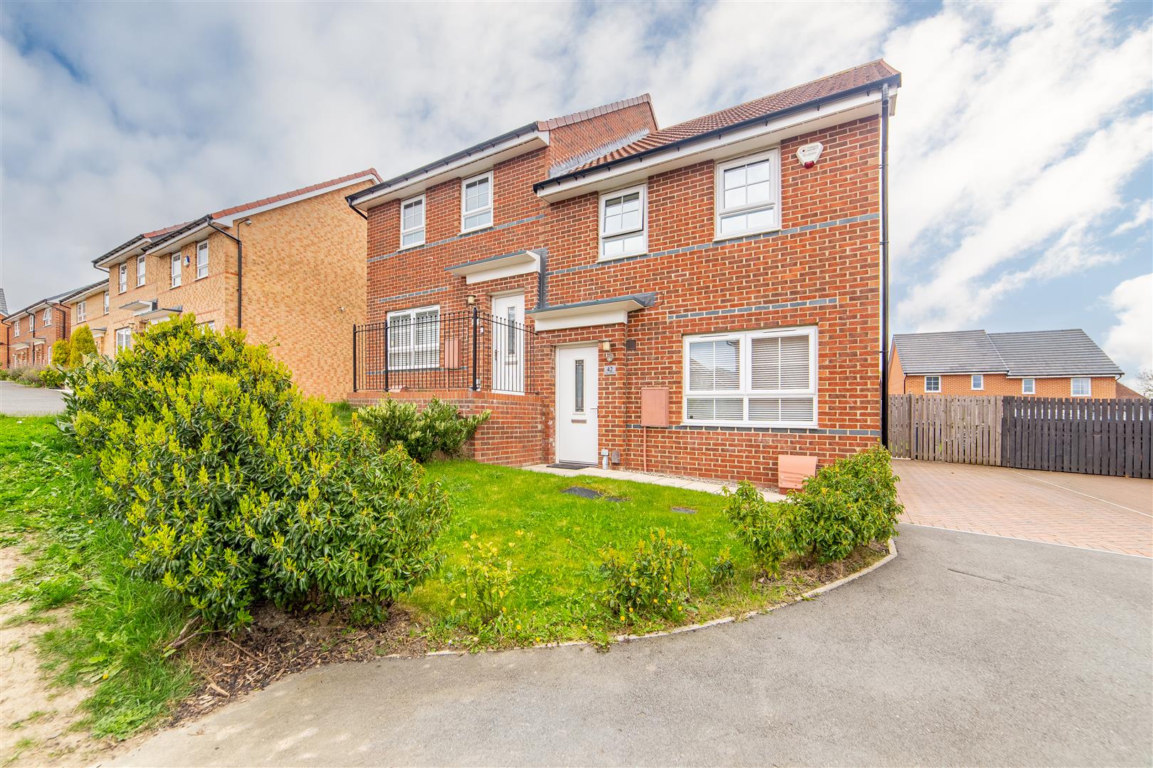 3 bedroom Semi-detached house For Sale