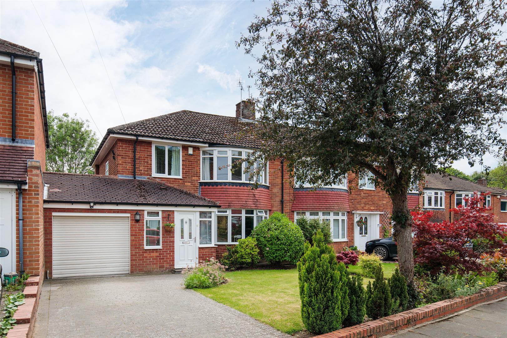 3 bedroom Semi-detached house Under Offer