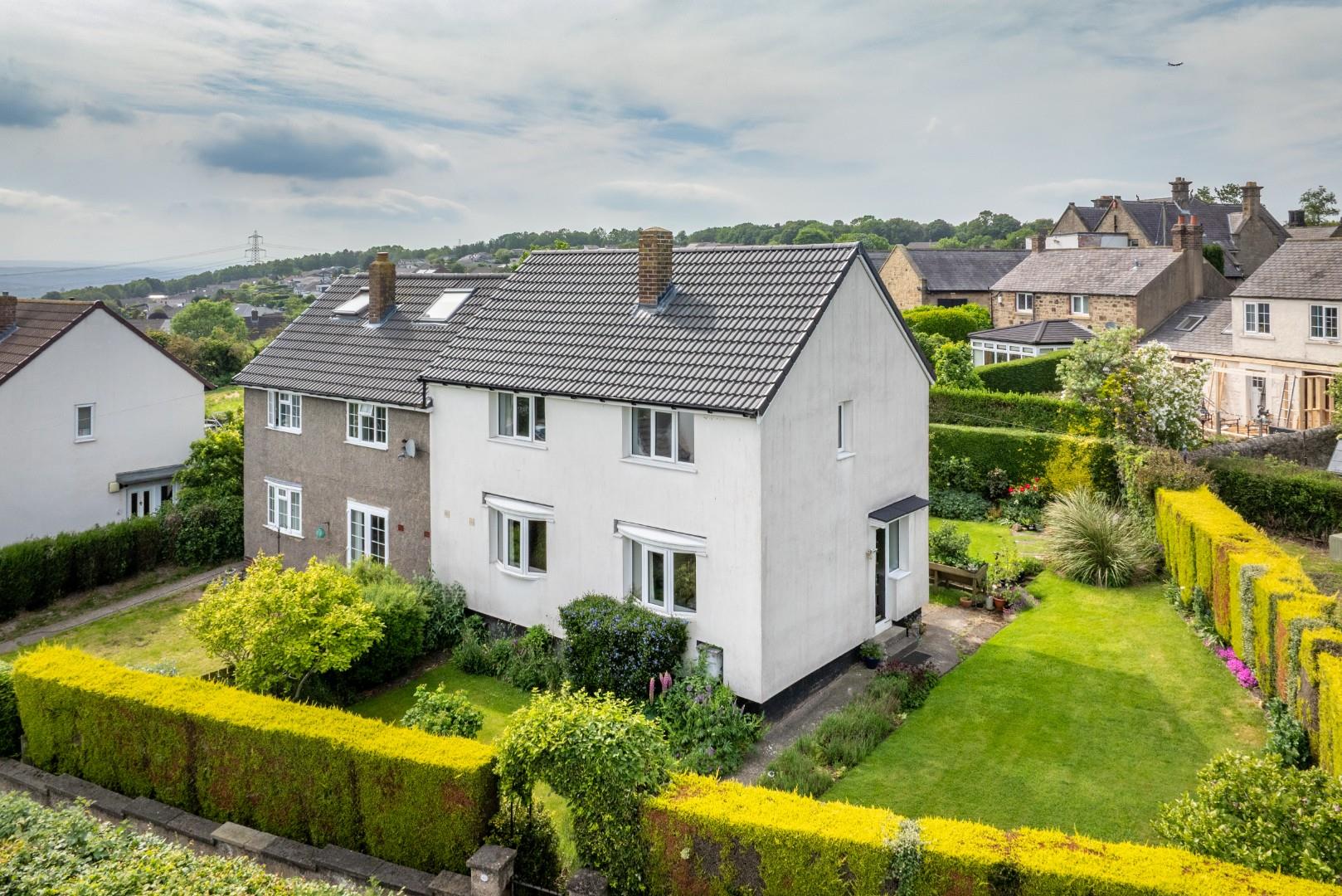 3 bedroom Semi-detached house Under Offer