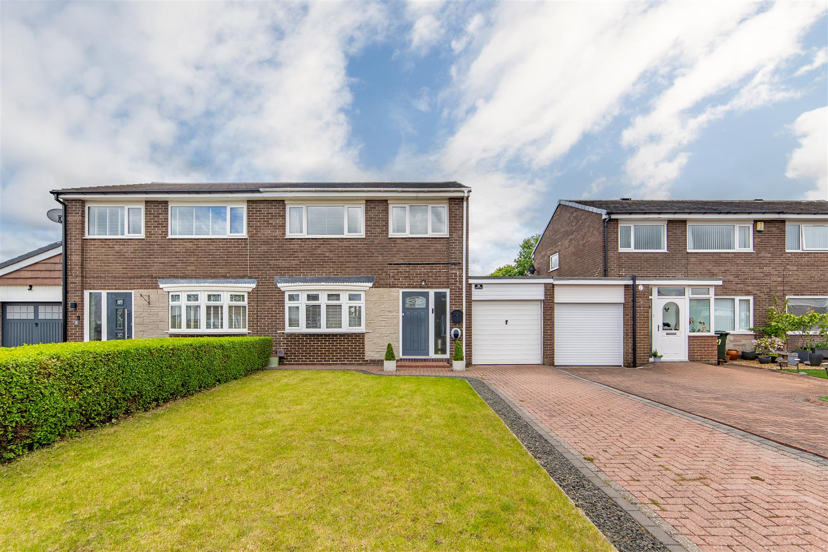 3 bedroom Semi-detached house Under Offer
