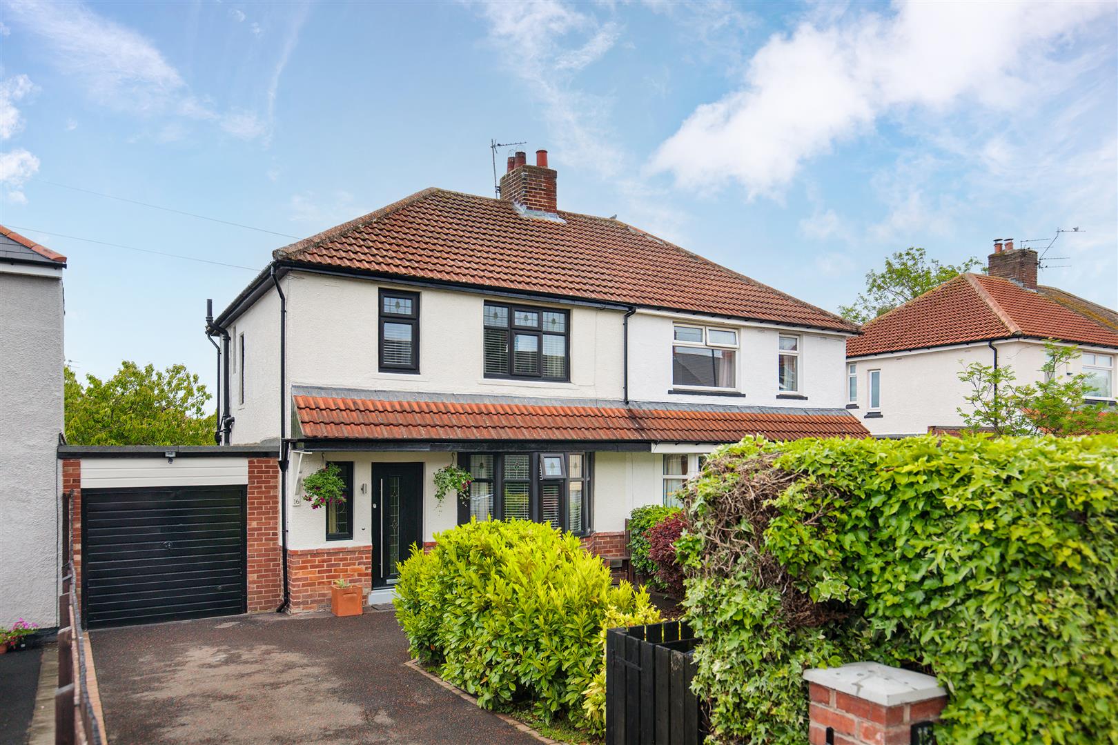 3 bedroom Semi-detached house Under Offer