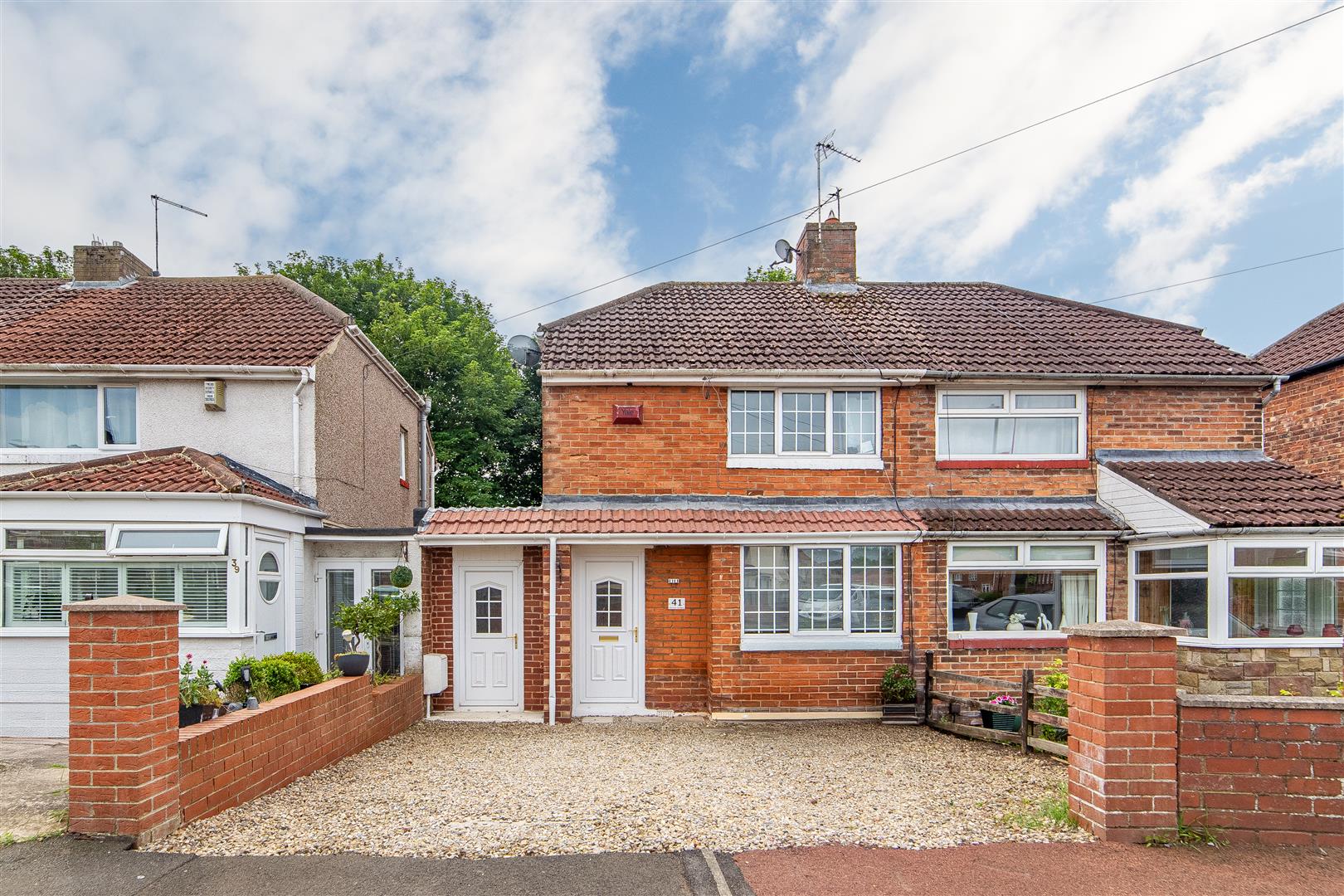 2 bedroom Semi-detached house Under Offer