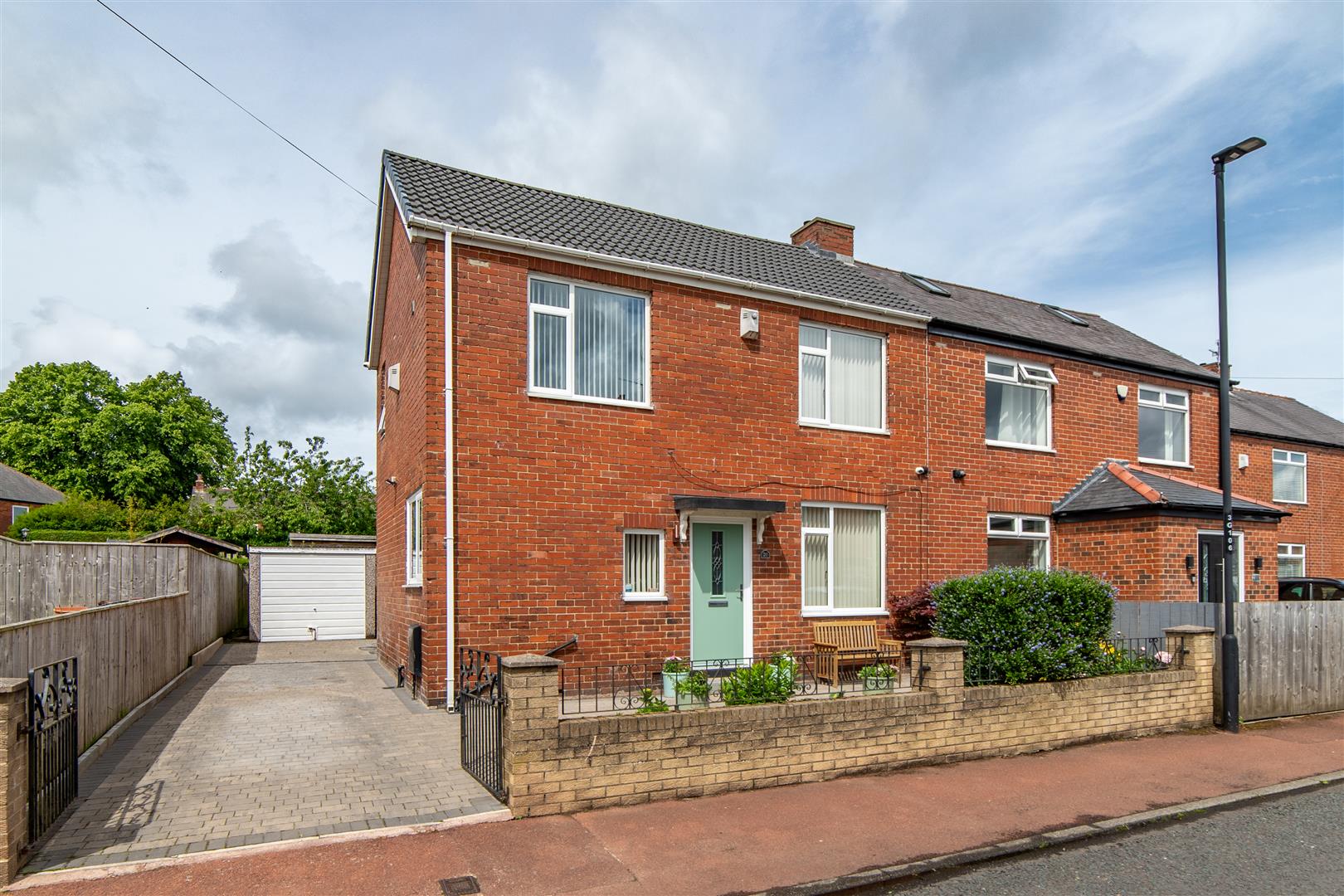 3 bedroom Semi-detached house Under Offer