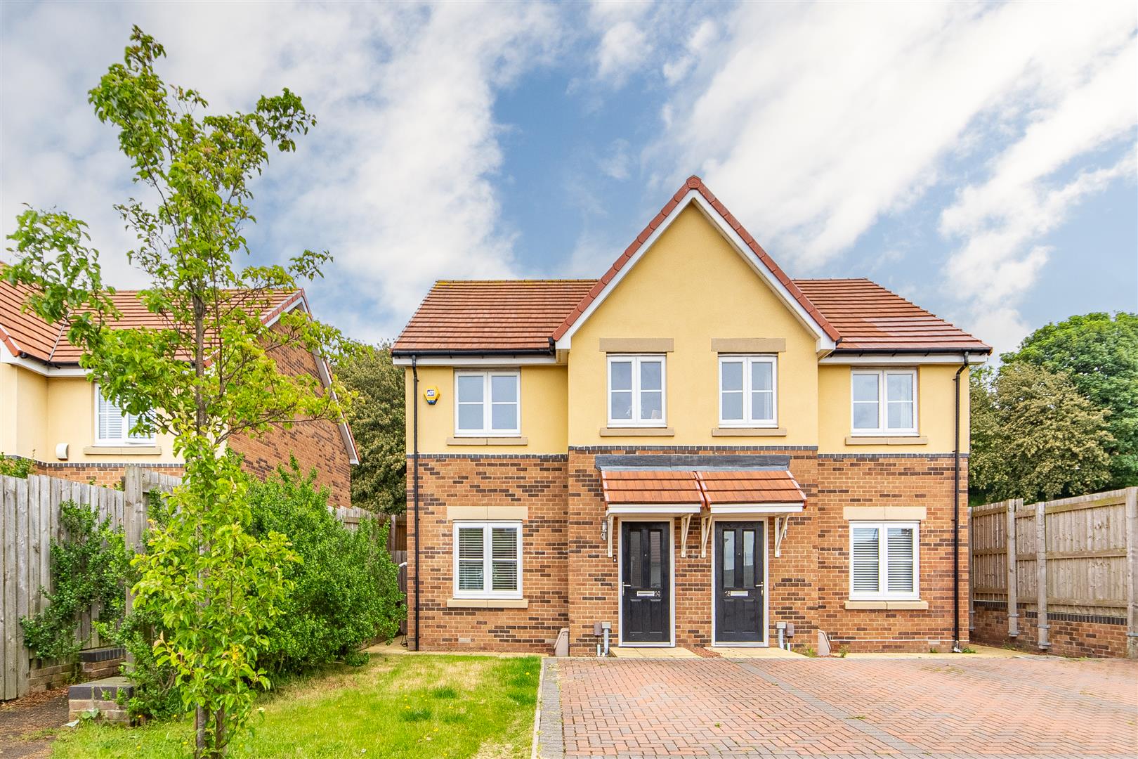 2 bedroom Semi-detached house Under Offer