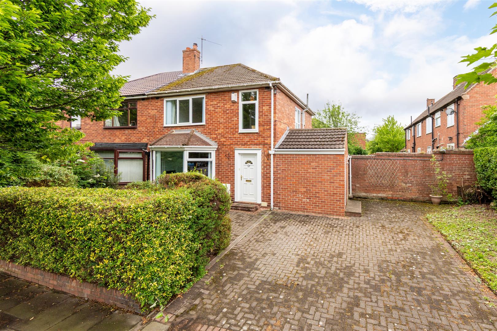 3 bedroom Semi-detached house Under Offer