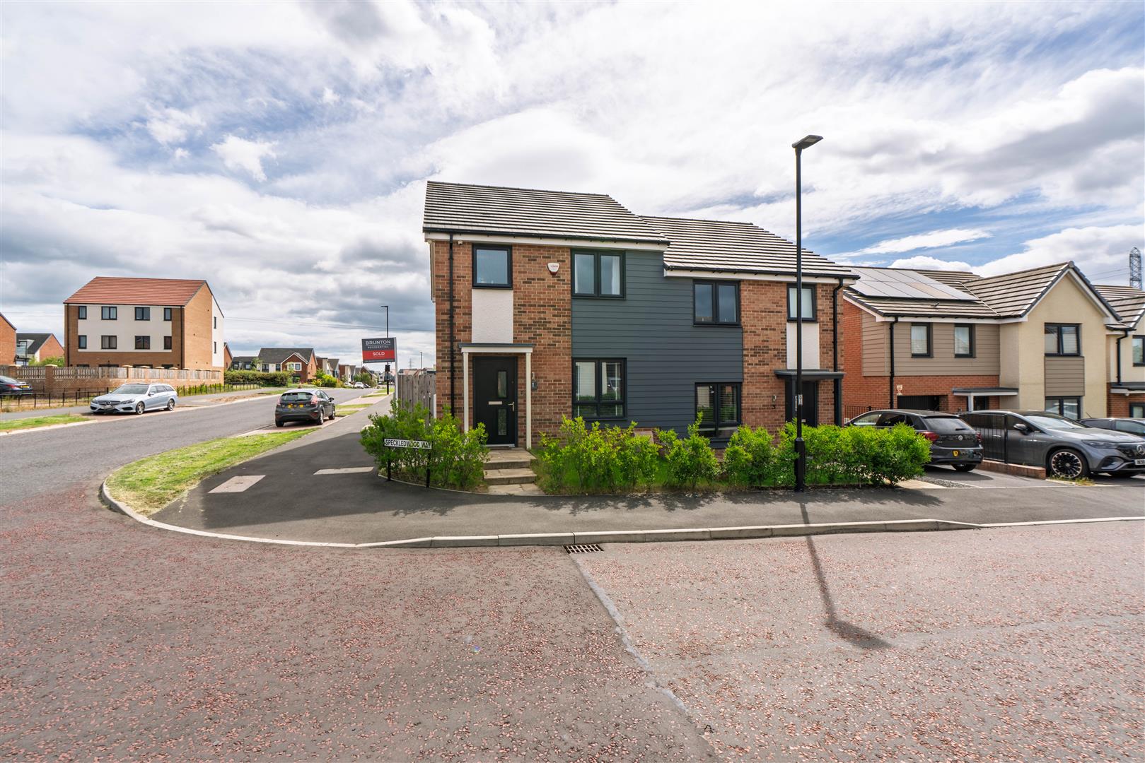 3 bedroom Semi-detached house Under Offer