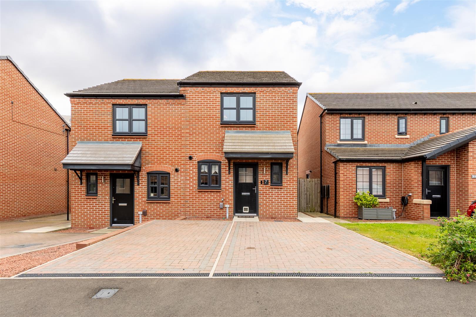 2 bedroom Semi-detached house Under Offer