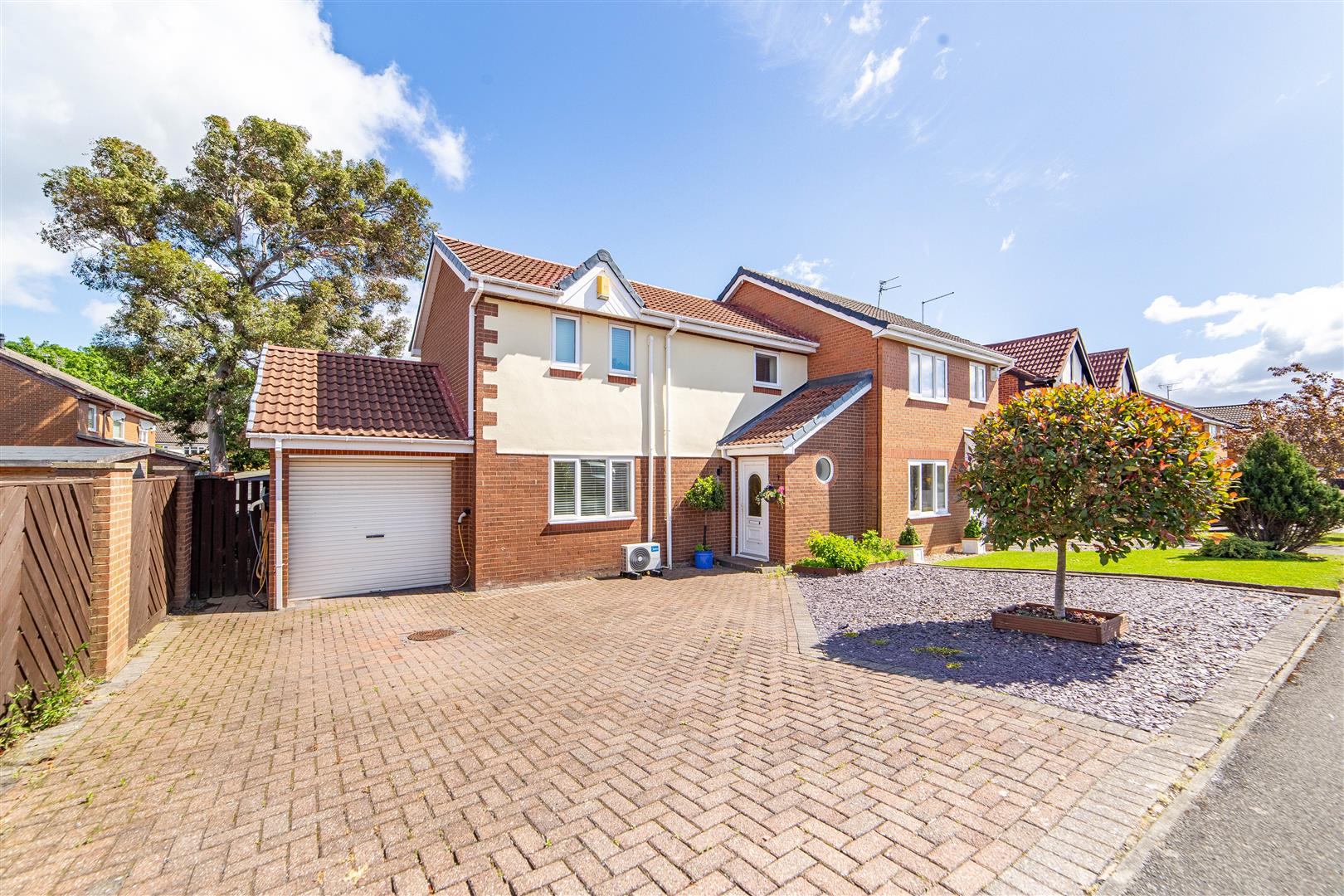 3 bedroom Semi-detached house Under Offer