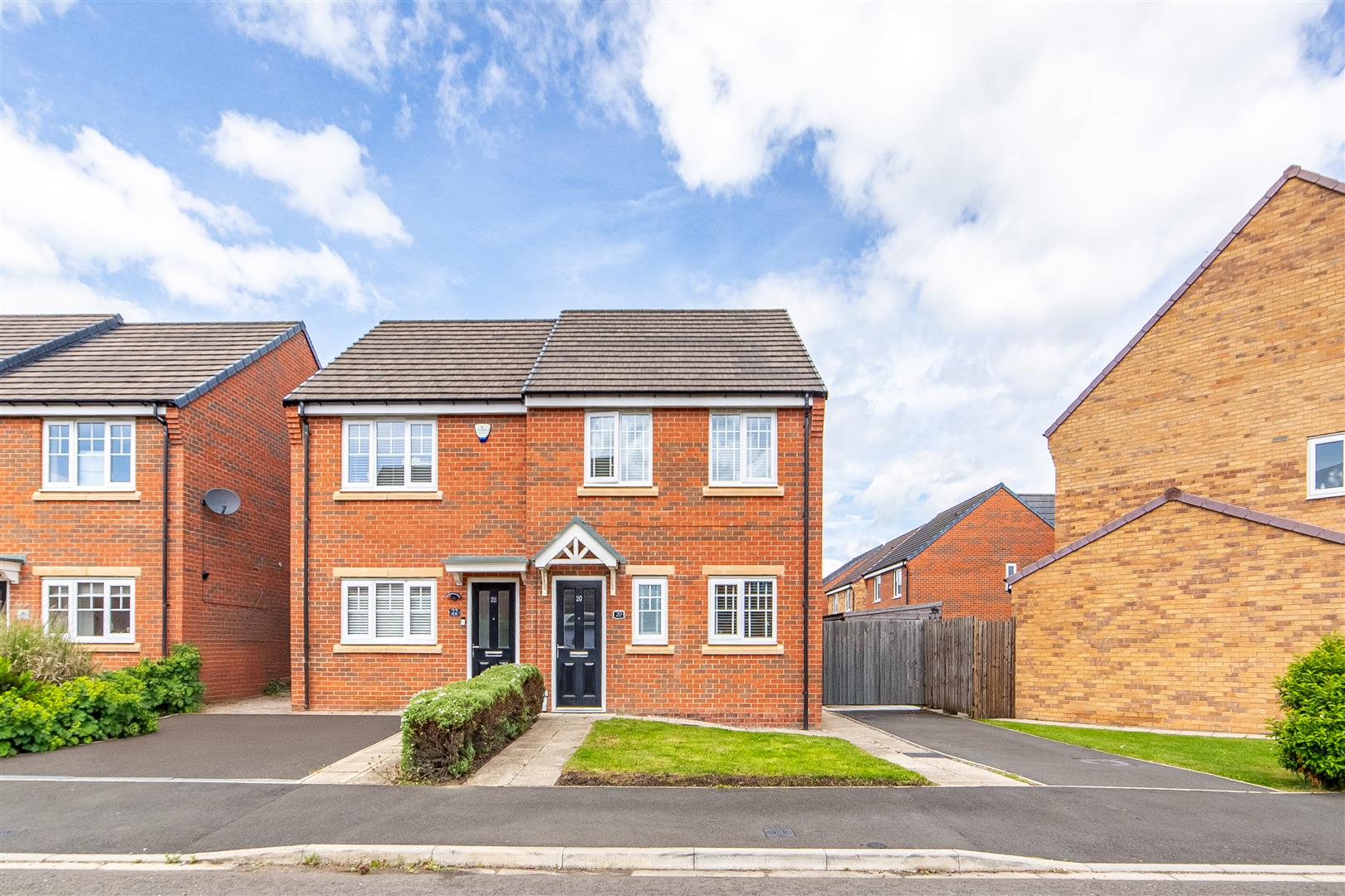 3 bedroom Semi-detached house Under Offer