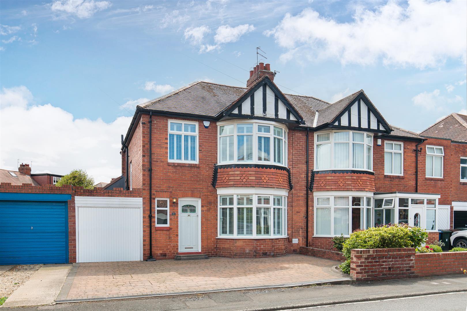 3 bedroom Semi-detached house Under Offer