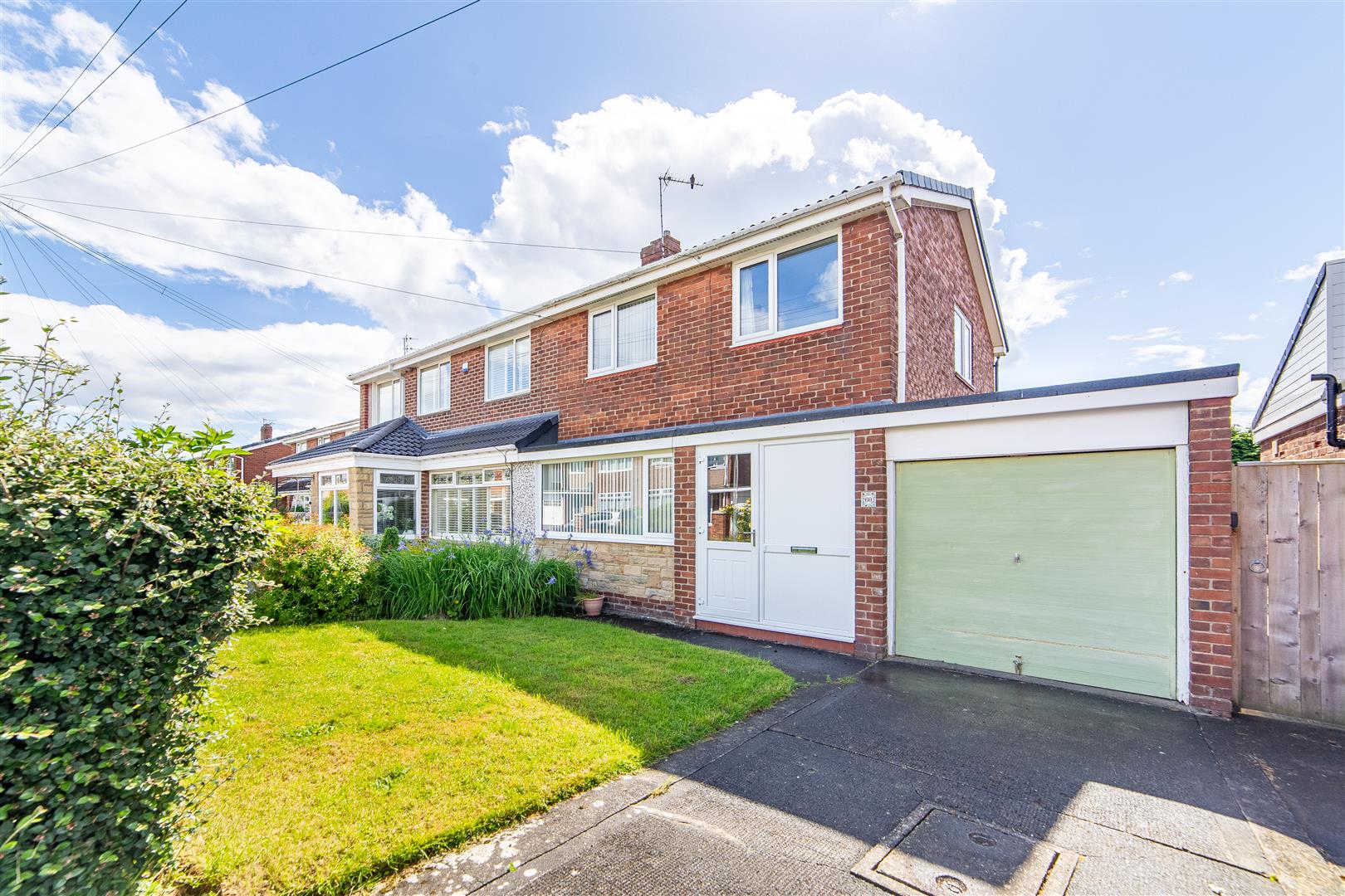 3 bedroom Semi-detached house Under Offer