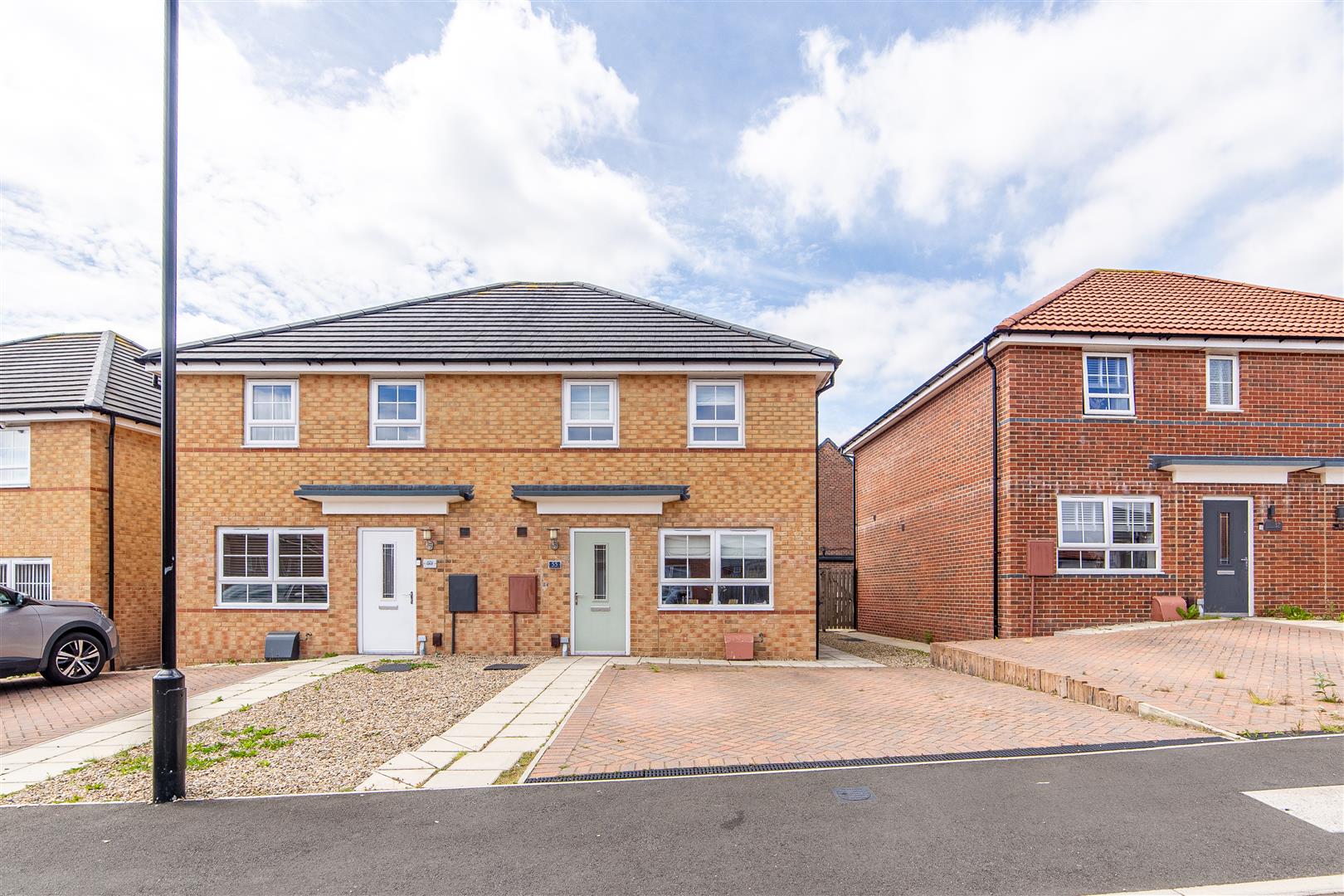 3 bedroom Semi-detached house Under Offer